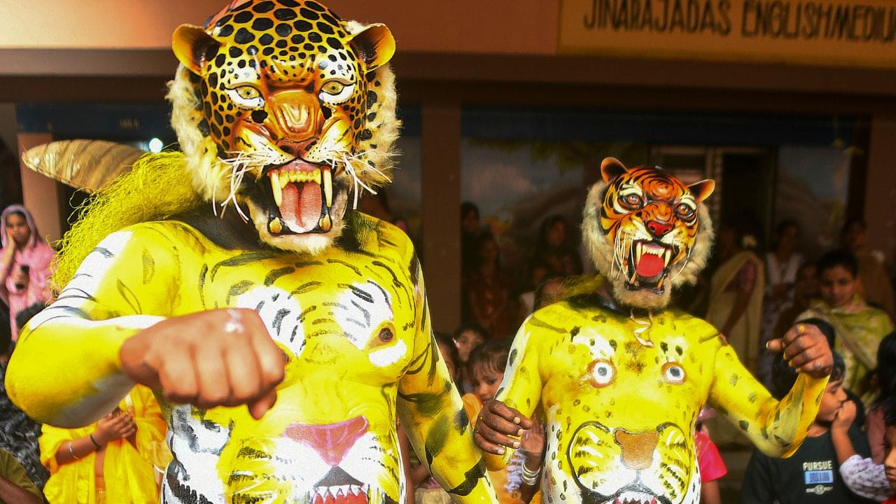 ഓണനാളിന്റെ മനോഹരമായ ഓർമ്മപ്പൂക്കളിൽ ഏറ്റവും തിളക്കവും മനോഹരമായുതമായ ഒന്നാണ് 'പൂരാട ഉണ്ണികൾ'. മാവേലി തമ്പുരാനെ വരവേൽക്കാൻ തിരുവോണത്തിന് തൊട്ടുമുമ്പുള്ള പൂരാട നാളിൽ കൊച്ചുകുട്ടികൾ ഉണ്ണികളായി വേഷമിട്ട് മുറ്റത്തെ പൂക്കളത്തിനു ചുറ്റും സന്തോഷത്തോടെ ഓടിനടക്കുന്ന സുന്ദരമായ കാഴ്ച. (Image credit source: PTI)