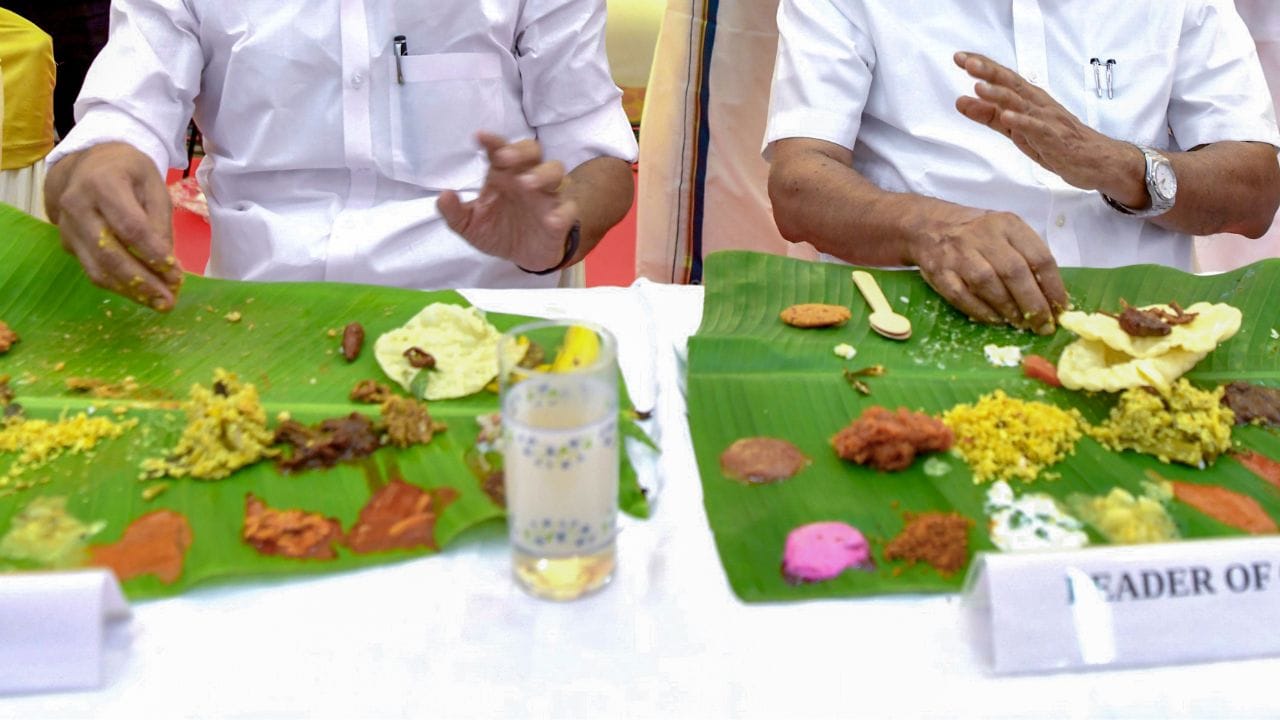 അതുപോലെ, സദ്യ കഴിഞ്ഞ ഉടനെ ധാരാളം തണുത്ത വെള്ളം കുടിക്കുന്നത് ദഹനരസങ്ങളുടെ വീര്യം കുറയ്ക്കും. കുറഞ്ഞത് 15-20 മിനിറ്റിനു ശേഷം ചെറുചൂടുവെള്ളം കുടിക്കുന്നതാണ് നല്ലത്. ജീരകവെള്ളം നല്ലതാണ്. ജീരകത്തില് അടങ്ങിയിരിക്കുന്ന 'തൈമോള്' എന്ന ഘടകം ദഹനരസങ്ങളുടെ ഉല്പ്പാദനത്തെ ത്വരിതപ്പെടുത്തും. അതുപോലെ ഉണങ്ങിയ ഇഞ്ചി അഥവാ ചുക്ക് ഇട്ട് തിളപ്പിച്ച വെള്ളവും ദഹനക്കേടും വയറ്റിലെ അസ്വസ്ഥതകളും മാറ്റും.
