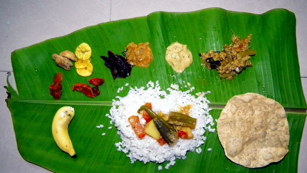 സദ്യ കഴിഞ്ഞ ഉടന് പലഹാരങ്ങളും മധുരപാനീയങ്ങളും കഴിക്കരുത്. വിശപ്പ് തോന്നുമ്പോള് മാത്രം അടുത്ത ഭക്ഷണം കഴിക്കുക. അടുത്ത ഭക്ഷണം ലളിതമാക്കാം. എണ്ണയില് വറുത്തതും മധുരപലഹാരങ്ങളും കൂടുതലായി കഴിക്കുന്നത് വയറിന്റെ അസ്വസ്ഥത കൂട്ടിയേക്കാം.
പായസവും മധുരപലഹാരങ്ങളും മിതമായ അളവില് കഴിക്കുന്നതാണ് നല്ലത്.