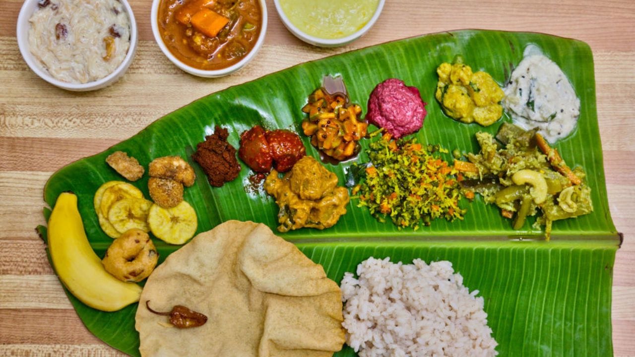 ഓണസദ്യയില്ലാതെ എന്ത് ഓണം അല്ലേ.... ചോറും പരിപ്പും സാമ്പാറും അവിയലും തോരനും പുളിശ്ശേരിയും കാളനും ഓലനും പച്ചടിയും കിച്ചടിയും ഇഞ്ചിക്കറിയും അച്ചാറും പപ്പടവും പഴവും പായസവും എല്ലാം കഴിച്ചു തീരുമ്പോഴേക്കും വയറും നിറയും. സദ്യ കഴിച്ചാൽ പിന്നെ ഒരു ഉറക്കം നിർബന്ധമാ... എന്നാൽ ഇത്തവണ ആ ശീലം വേണ്ട കേട്ടോ, ഓണസദ്യ കഴിച്ച ശേഷം വയറ് നിറയലും അസിഡിറ്റിയും അസ്വസ്ഥതയും തോന്നുന്നത് പലരുടെയും പ്രശ്നമാണ്. എന്നാൽ അത് മറികടക്കാൻ ചില വഴികളുണ്ട്. (Image Credit source: PTI/Getty Images)