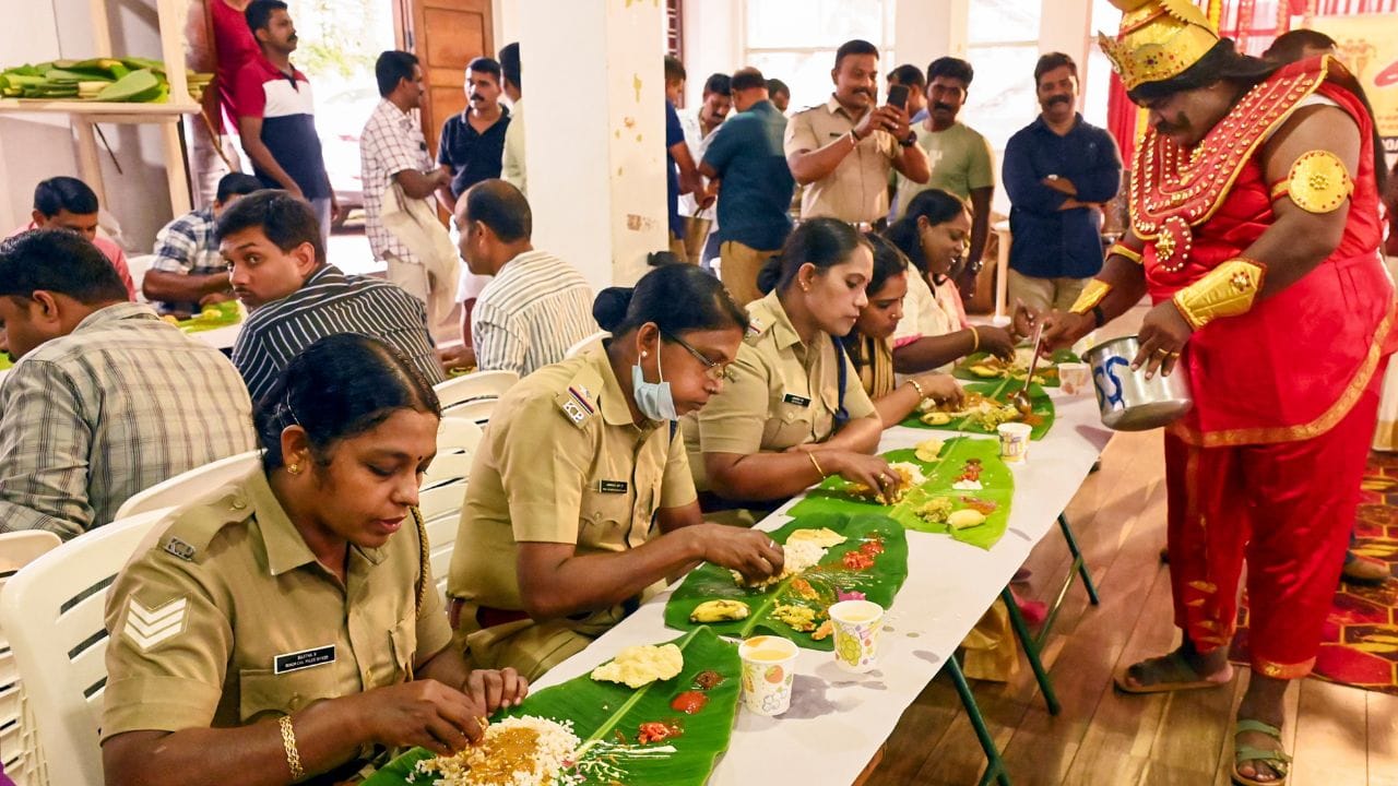 പ്രമേഹം, അസിഡിറ്റി, വയറുസംബന്ധമായ പ്രശ്നങ്ങള് എന്നിവയുള്ളവര് കൂടുതല് ശ്രദ്ധിക്കേണ്ടതാണ്. സദ്യ കൂടുതലായി കഴിച്ചെന്ന് കരുതി അടുത്ത ദിവസം ഭക്ഷണം പൂര്ണമായി ഒഴിവാക്കുകയോ ചെയ്യേണ്ടതില്ല. ഇത്തരം ചെറിയ കാര്യങ്ങളിലൂടെ ദഹനപ്രശ്നങ്ങൾ ഒരുപരിധി വരെ ഒഴിവാക്കാൻ സഹായിക്കും.