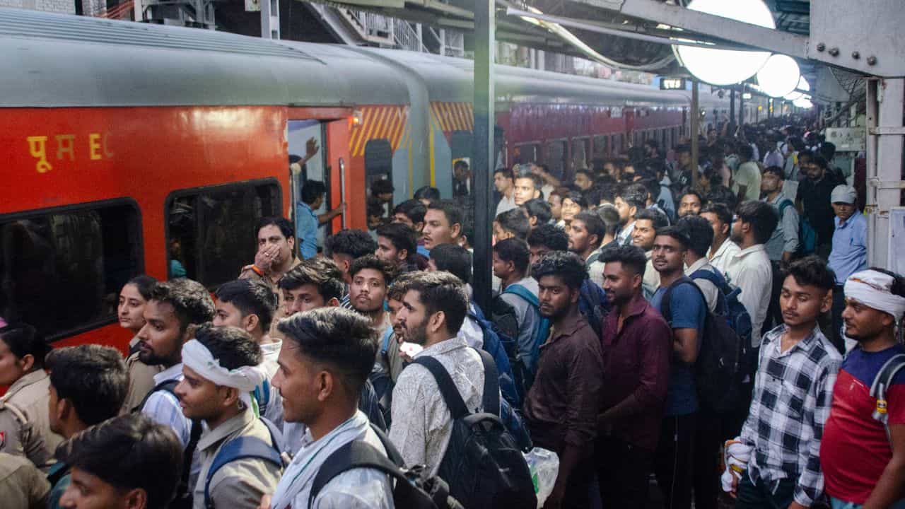 Onam Special Train: ട്രെയിനുകളുടെ പെരുമഴ! ഓണത്തിന് 112 പ്രത്യേക സർവീസുകൾ പ്രഖ്യാപിച്ച് റെയിൽവേ Onam Special Train: ട്രെയിനുകളുടെ പെരുമഴ! ഓണത്തിന് 112 പ്രത്യേക സർവീസുകൾ പ്രഖ്യാപിച്ച് റെയിൽവേ