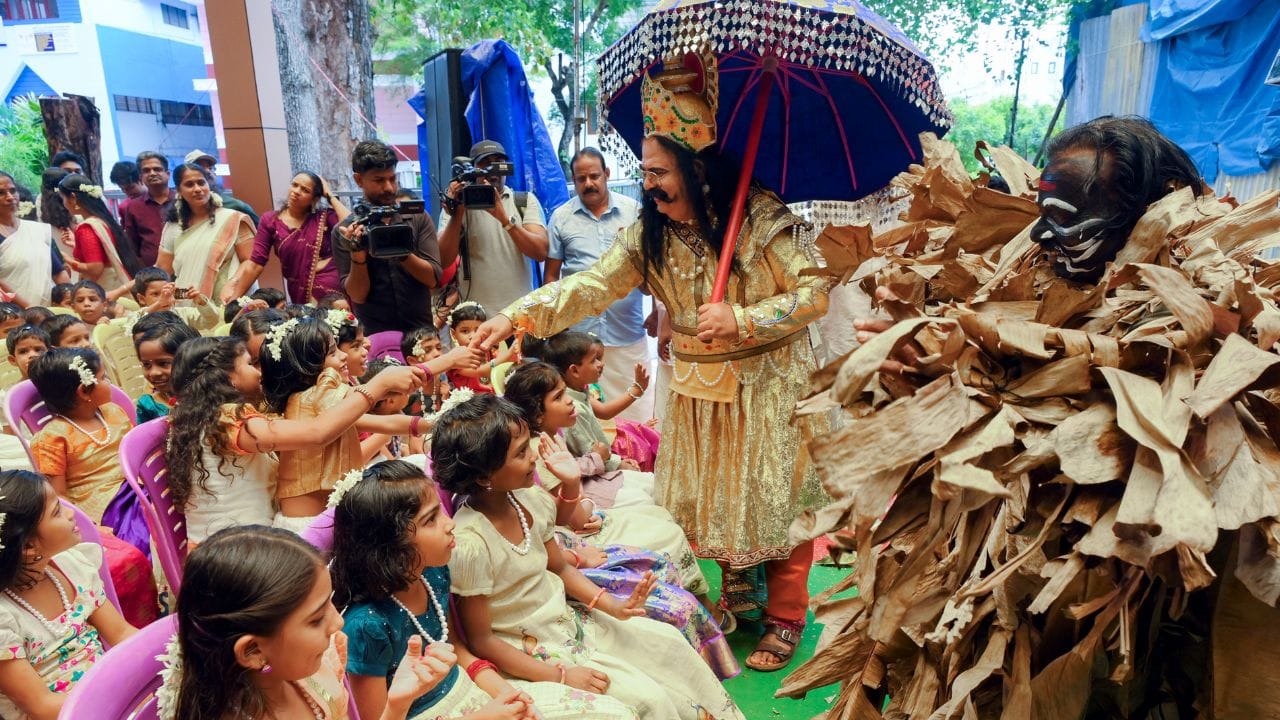 പൂവിളികളും ഓണക്കളികളും മാവേലി തമ്പുരാന്റെ നാടുവാഴുന്ന ഓർമ്മകളും പുതുക്കുന്ന നന്മയുടെ നാളുകൾ. പുലർച്ചെ തന്നെ വീടുകളുടെ മുറ്റത്ത് വലിയ പൂക്കളങ്ങളൊരുക്കിയും പുതിയ കോടിവസ്ത്രങ്ങൾ അണിഞ്ഞുമാണ് മലയാളി പൊന്നോണത്തെ വരവേൽക്കുന്നത്. ചോറും പരിപ്പും പായസവും കാളനും ഓലനും അടക്കം വിഭവസമൃദ്ധമായ സദ്യയാണ് തിരുവോണ നാളിലെ മറ്റൊരു ആകർഷണം.