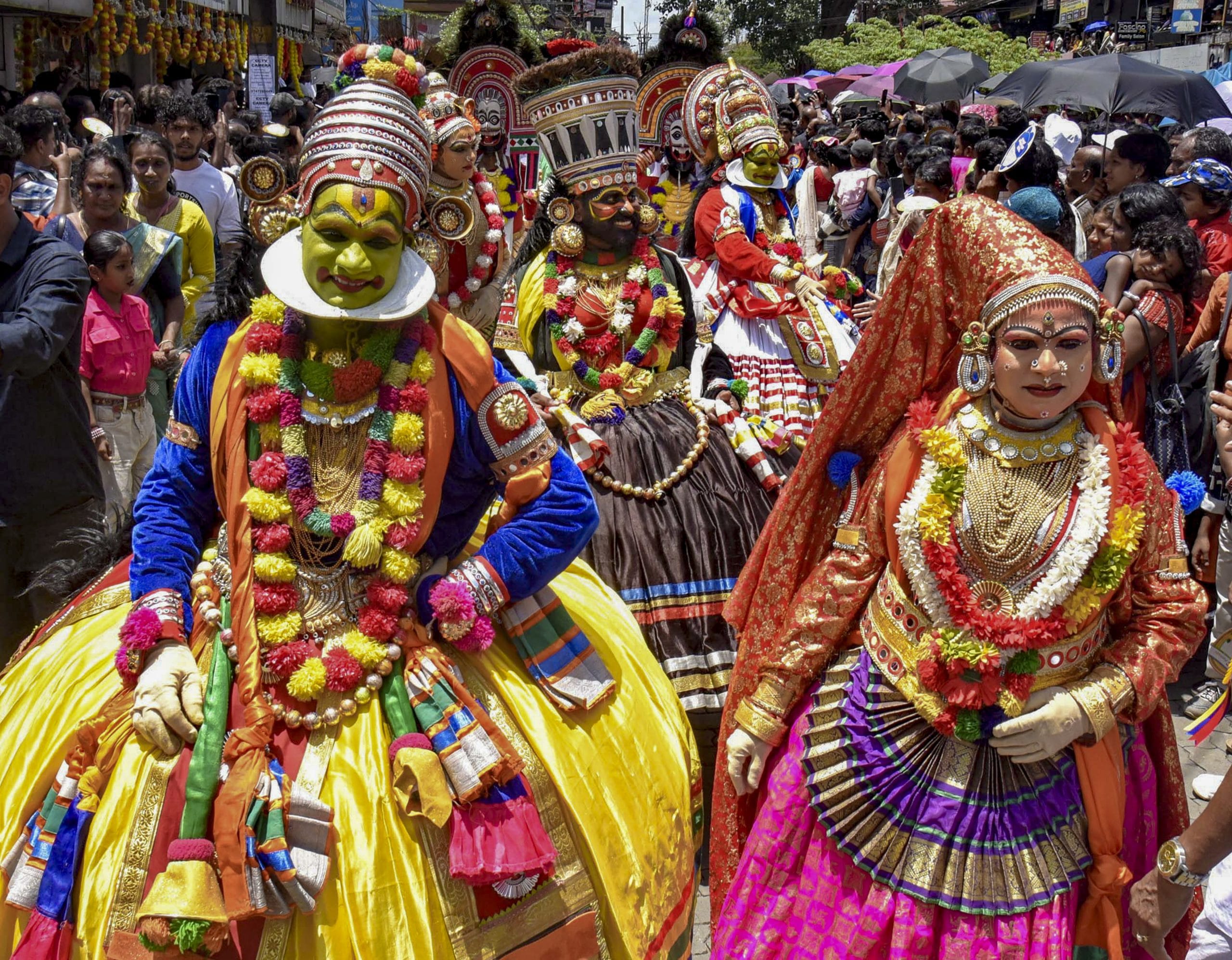 ഓണാഘോഷങ്ങളുടെ പ്രധാന നാളുകളിലേക്ക് കടക്കുമ്പോൾ മൂന്നാം ഓണദിനമായ ചോതി (Chothi) വന്നെത്തിയിരിക്കുകയാണ്. പഴഞ്ചൊല്ലുകളിലും ഓണപ്പാട്ടുകളിലും ഏറെ പ്രാധാന്യമുള്ള ഒരു ദിനമാണ് ചോതി. "ചോതിക്ക് ചോദിക്കാതെ കിട്ടും" എന്ന ചൊല്ല് ഈ നാളിന്റെ സവിശേഷതയെയും ഐശ്വര്യത്തെയുമാണ് സൂചിപ്പിക്കുന്നത്. ഓണക്കോടി വാങ്ങാനും ഓണപ്പാച്ചിലിനും തുടക്കം കുറിക്കുന്നത് ഈ ദിവസമാണ്.  ചോതി ദിനത്തിൽ പൂക്കളത്തിലും നിരവധി പ്രത്യേകതകൾ ഉണ്ട്. (Image credit source: PTI)
