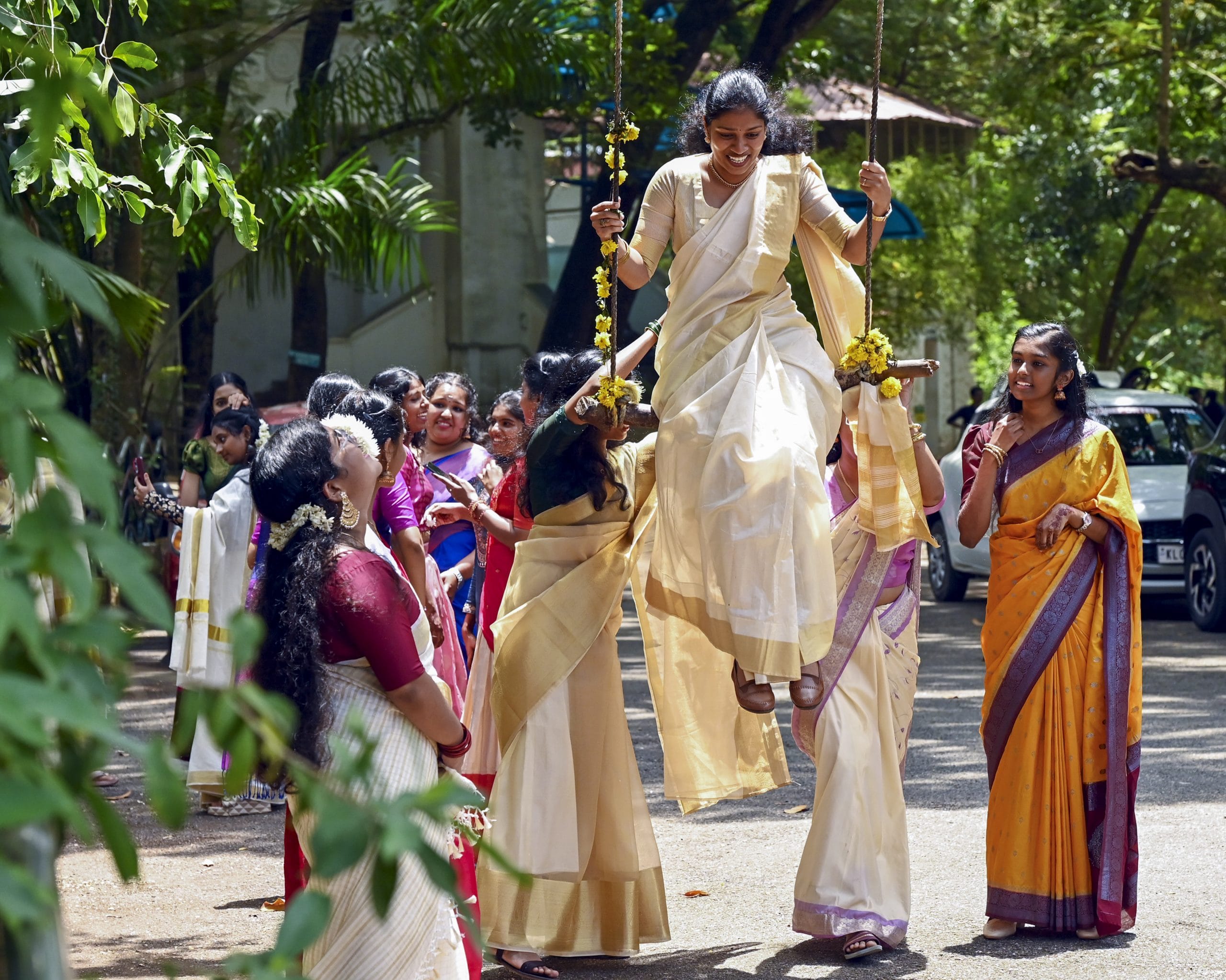 രണ്ടാം ഓണനാൾ ഉണർന്ന ഈ പുലരിയിൽ നിങ്ങളുടെ സുഹൃത്തുക്കൾക്കും ബന്ധുക്കൾക്കും അയച്ചുനൽകാൻ അനുയോജ്യമായ ആശംസകളും സോഷ്യൽ മീഡിയയിൽ പങ്കുവയ്ക്കാൻ സാധിക്കുന്ന ചില സന്ദേശങ്ങളും നമുക്ക് നോക്കിയാലോ. പൂക്കളത്തിൻ്റെ വലിപ്പും കൂടുതന്നതിന് അനുസരിച്ച് തന്നെ മലയാളികളുടെ ഓണപ്പാച്ചിലിൻ്റെ വേഗതയും ഇനി വരുന്ന ദിവസങ്ങളിൽ കൂടുകൊണ്ടിരിക്കും. അതിനാൽ ആശംസകൾ അയയ്ക്കാൻ മറക്കരുതേ.
