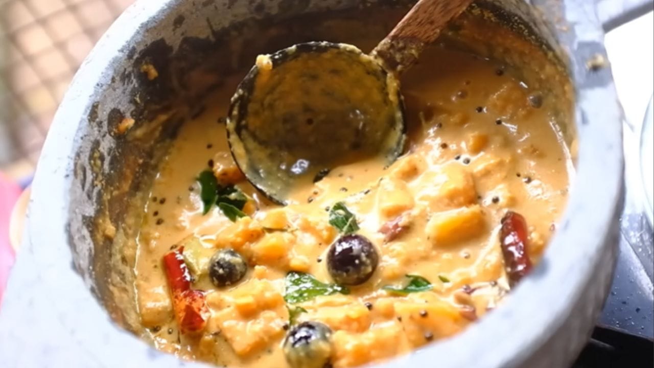 അരപ്പ് തയ്യാറാക്കുന്നതിനായി തേങ്ങ, ചെറിയ ജീരകം, ഒന്ന് രണ്ട് വെളുത്തുള്ളി, അല്പം കടുക് എന്നിവ കുറച്ച് വെള്ളം ചേർത്ത് നല്ല പേസ്റ്റ് രൂപത്തിൽ അരച്ചെടുക്കുക.( തേങ്ങ നിങ്ങൾ എത്രയാണോ പൈനാപ്പിൾ എടുത്തത് അതിനനുസരിച്ച് കൂട്ടിയും കുറച്ചും എടുക്കാവുന്നതാണ് ).