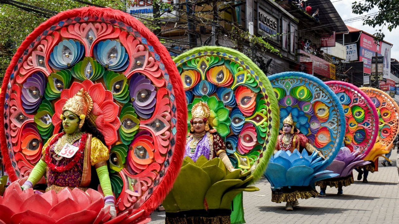 വീട്ടിലെ ഉണ്ണികൾക്ക് പലഹാരങ്ങളും നാണയങ്ങളും നൽകി മുതിർന്നവർ അനുഗ്രഹിക്കുന്ന മനോഹരമായ ആചാരവും ഇതിന്റെ ഭാഗമാണ്. അതുപോലെ തന്നെ തിരുവോണസദ്യയ്ക്കുള്ള അവസാനവട്ട ഒരുക്കങ്ങളിലേക്ക് ഓരോ മലയാളിയും കടക്കുന്ന നിമിഷമാണിത്. തൊടിയിൽ നിന്ന് പറിച്ചെടുത്ത പൂക്കൾ കൊണ്ട് മുറ്റം നിറഞ്ഞ് നിൽക്കുന്ന പൂക്കളമൊരുക്കുന്ന ദിവസമാണ് പൂരാടം. പൂക്കളമിടുമ്പോഴും മറ്റ് തിരക്കുകളിൽ ഏർപ്പെടുമ്പോഴും പ്രിയപ്പെട്ടവർക്ക് പൂരാട ദിനാശംസകൾ നേരാൻ മറക്കരുത്.