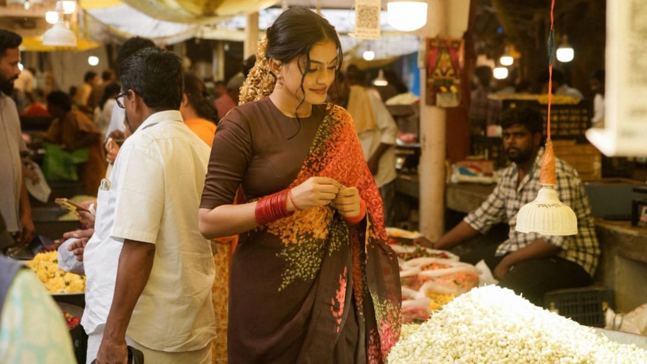 ഓണം എന്നാൽ കസവ് സാരിയും കസവും മുണ്ടും ഷർട്ടും എന്നിങ്ങനെയുള്ള എല്ലാവിധ പഴമയുടെ സൗന്ദര്യങ്ങളിൽ നിന്നും ഒട്ടും ചോർന്നു പോകാത്ത രീതിയിൽ പുത്തൻ സ്റ്റൈലാണ് താരം ഇത്തവണ ഓരോ വസ്ത്രങ്ങളിലും കൊണ്ടുവന്നിരിക്കുന്നത്. കളർ സ്റ്റൈലും എല്ലാം തന്നെ ഓണം ബയ്പാണ് കാഴ്ചക്കാർക്ക് നൽകുന്നത്.