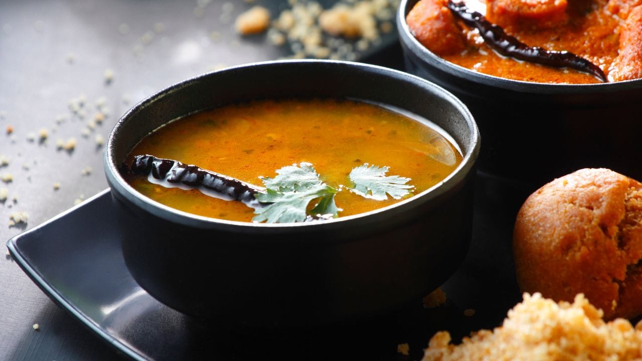നാടൻ രസം പൊടി: മല്ലി – 1 കപ്പ്, തുവരപ്പരിപ്പ്– ½ കപ്പ്, കുരുമുളക് – ½ കപ്പ്, ജീരകം – ½ കപ്പ്, ഉണക്കമുളക്– 10-12 എണ്ണം, കായം – 1 ചെറിയ കഷ്ണം (അല്ലെങ്കിൽ ½ ടീസ്പൂൺ പൊടി), കറിവേപ്പില – 2 തണ്ട് എന്നിവയാണ് ചേരുവകൾ. ഒരു ചീനച്ചട്ടിയിൽ എണ്ണ ഒഴിക്കാതെ മല്ലിയും തുവരപ്പരിപ്പും കുറഞ്ഞ തീയിൽ ചെറുതായി മൂപ്പിച്ചെടുക്കുക. ഇതിലേക്ക് കുരുമുളക്, ജീരകം, ഉണക്കമുളക്, കായം, കറിവേപ്പില എന്നിവ ചേർത്ത് നല്ല മണം വരുന്നത് വരെ വറുക്കുക. കരിഞ്ഞുപോകരുതേ. ചൂടാറിയ ശേഷം മിക്സിയുടെ ജാറിലിട്ട് തരിതരിപ്പായി പൊടിച്ചെടുക്കാം.