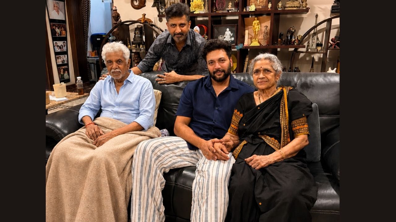 രവി മോഹന്റെയും ആർതിയുടെയും വിവാഹമോചന കേസ് കുടുംബകോടതിയിൽ നടക്കുകയാണ് ഇതിനിടയിൽ 40 ലക്ഷം മാസം ഇടക്കാല ജീവനാംശമായി നടനോട് ആവശ്യപ്പെട്ടിരുന്നു. ഈ സാഹചര്യത്തിൽ ഈ തുക നൽകാൻ സാധിക്കില്ല എന്ന കോടതിവിധി വന്നതിനു പിന്നാലെയായിരുന്നു ആർതിയുടെ അമ്മ ഒരു അഭിമുഖത്തിലൂടെ കാര്യങ്ങൾ തുറന്നു പറഞ്ഞത്. അതിന് പിന്നാലെയാണ് താൻ ഏറെ സന്തോഷവാനാണെന്ന് കാണിച്ചുകൊണ്ട് രവി മോഹനും വീഡിയോ പങ്കുവെച്ചിരിക്കുന്നത്.