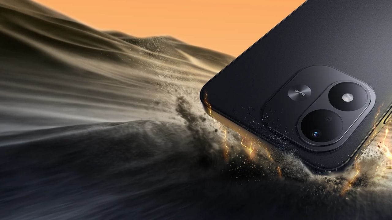  ഡിസ്പ്ലേ: 6.99 ഇഞ്ച് അൾട്രാ-ലാർജ് FHD+ OLED ഡിസ്‌പ്ലേ അവതരിപ്പിക്കുന്ന ആദ്യ റെഡ്മി സ്മാർട്ട്ഫോൺ ആണിത്. 120Hz റിഫ്രഷ് റേറ്റ്, 240Hz ടച്ച് സാമ്പിൾ റേറ്റ്, 1800 nits വരെ പീക്ക് ബ്രൈറ്റ്നസ്, കോർണിംഗ് ഗൊറില്ല ഗ്ലാസ് 7i പ്രൊട്ടക്ഷൻ എന്നിവ സഹിതമാണ് ഈ ഡിസ്പ്ലേ എത്തിയിരിക്കുന്നത്. (Image credit: Xiaomi India website)