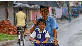 തോരാതോ പേമാരി! സ്കൂളുകൾക്ക് അവധി പ്രഖ്യാപിച്ചു; അറിയിപ്പുകൾ