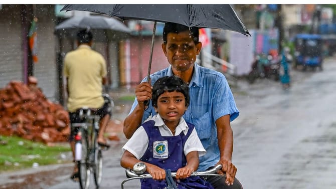 തോരാമഴയ്ക്ക് ശമനമില്ല, എട്ട് ജില്ലകളിൽ ഇന്ന് അവധി