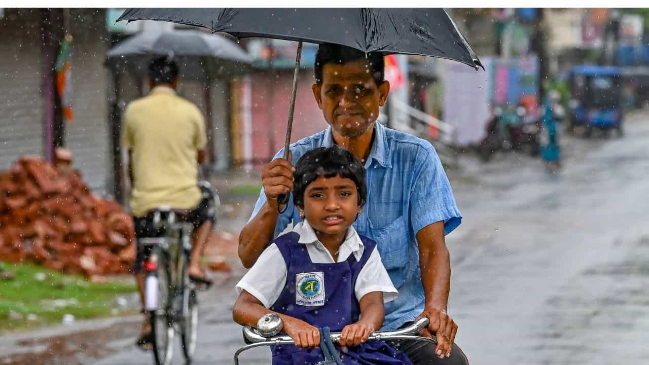 Kerala School Rain Holiday: തോരാതോ പേമാരി! സ്കൂളുകൾക്ക് അവധി പ്രഖ്യാപിച്ചു; അറിയിപ്പുകൾ Kerala School Rain Holiday: തോരാതോ പേമാരി! സ്കൂളുകൾക്ക് അവധി പ്രഖ്യാപിച്ചു; അറിയിപ്പുകൾ