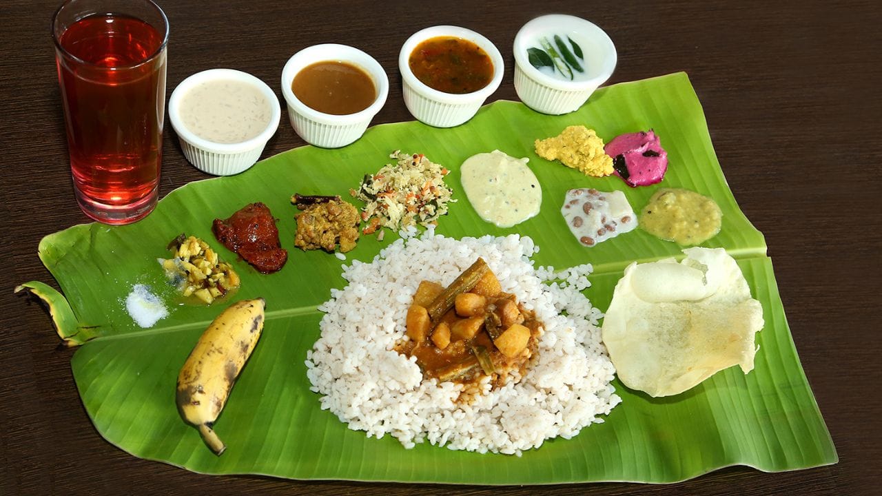 തിരുവോണദിവസം രാവിലെയോടെ അടുക്കളയിൽ കയറി സദ്യയൊരുക്കുമ്പോൾ പലപ്പോഴും ആഘോഷങ്ങൾ ആസ്വദിക്കാൻ നമ്മുടെ അമ്മമാർക്ക് സമയം കിട്ടാറില്ല. എന്നാൽ തന്ത്രപരമായി ചില വിഭവങ്ങൾ തലേദിവസം തന്നെ തയ്യാറാക്കി വെച്ചാൽ തിരുവോണനാളിൽ അടുക്കളയിലെ തിരക്ക് പകുതിയായി കുറയ്ക്കാനാകും. എന്ന് മാത്രമല്ല, ചില വിഭവങ്ങൾ തലേന്ന് ഉണ്ടാക്കി വെക്കുമ്പോഴാണ് രുചി ഇരട്ടിക്കുന്നത്. (Image credit source: Getty Images)
