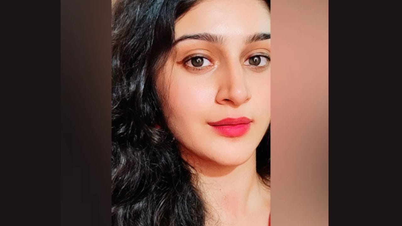 മാത്രമല്ല ഇവരുടെ സോഷ്യൽ മീഡിയ പേജിന് താഴെ സീതയാകാൻ നിങ്ങളാണ് അനുയോജ്യ എന്നാണ് ആരാധകർ കമന്റ് ചെയ്യുന്നത്.സായ് പല്ലവി പശ്ചാത്തലത്തിൽ നിൽക്കണമായിരുന്നു, പിന്നിൽ നിൽക്കുന്ന നിങ്ങൾ സീതയുടെ വേഷം ചെയ്യണമായിരുന്നു.സിനിമയിലെ നിങ്ങളുടെ പെർഫോമൻസ്നായി കാത്തിരിക്കുകയാണെന്ന് ആരാധകർ കുറിച്ചു.