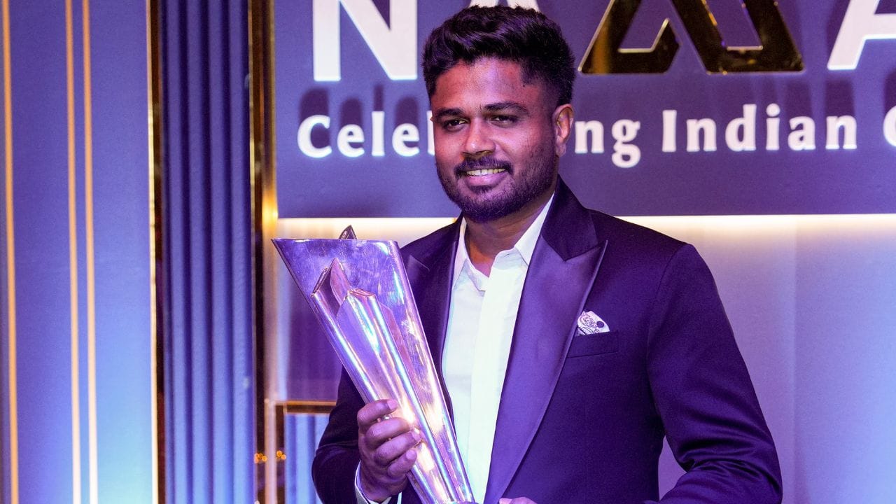 മാര് ഇവാനിയോസ് കോളേജില് ബിഎ ഇംഗ്ലീഷ് ആണ് സഞ്ജു സാംസണ് പഠിച്ചത്. 2014ല് പഠനം പൂര്ത്തിയാക്കി അദ്ദേഹം ഇന്ന് ഇന്ത്യന് ക്രിക്കറ്റ് ടീമിലെ നിറസാന്നിധ്യമാണ്. ലോകത്തിന്റെ ഏതുകോണില് പോയാലും കൂടെ നിന്നവരെയും ചേര്ത്തുപിടിച്ചവരെയും കൈവിടാതെയുള്ള സഞ്ജുവിന്റെ യാത്ര എന്നെന്നും ആരാധകര് ആഘോഷമാക്കാറുണ്ട്.