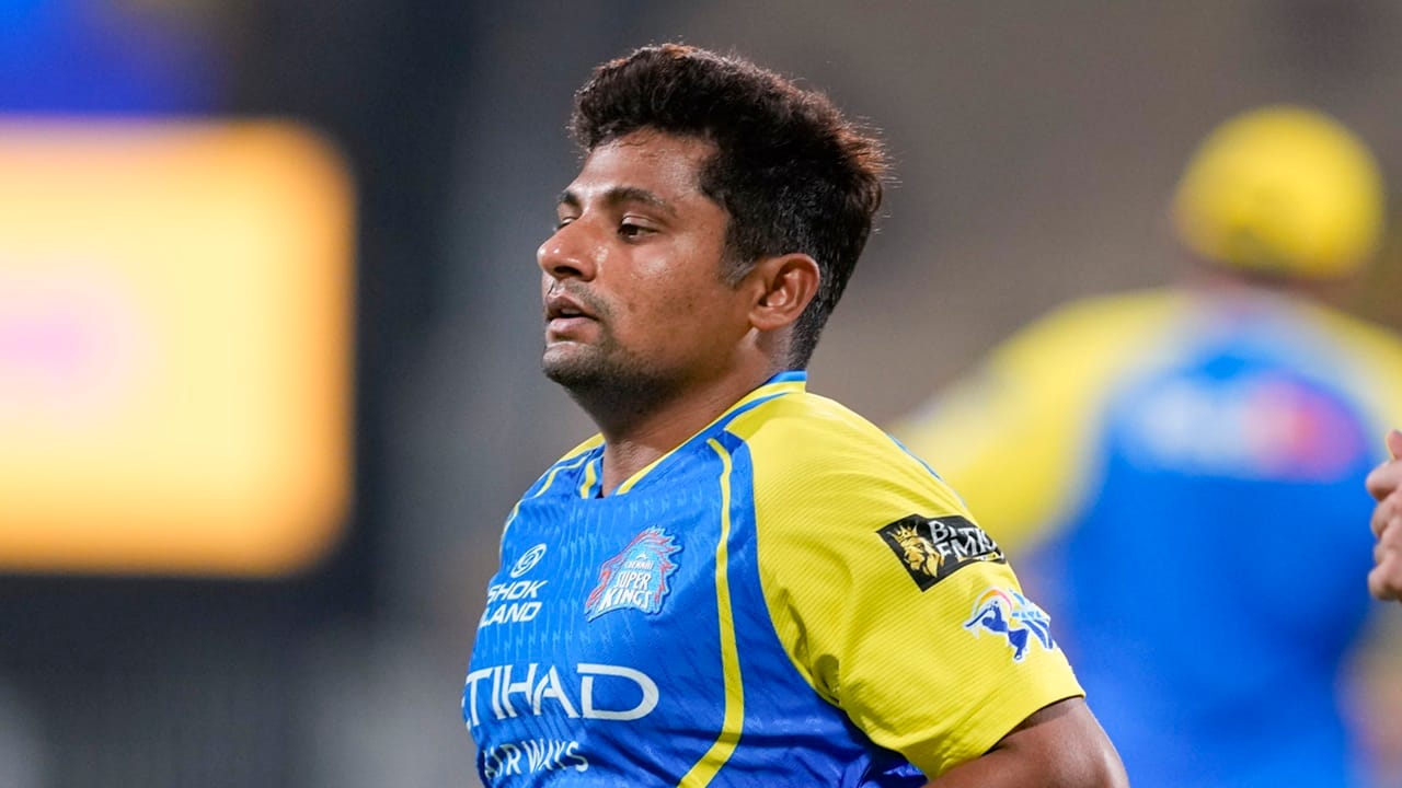 പിന്നീട് താരം ഫിറ്റ്‌നസ് മെച്ചപ്പെടുത്തിയെങ്കിലും സീനിയര്‍ ടീമിലേക്ക് തിരികെയെത്താനായില്ല. എന്നാല്‍ ഇത്തവണ ഐപിഎല്ലിലേക്ക് തിരിച്ചുവരവ് നടത്താന്‍ താരത്തിന് സാധിച്ചിരുന്നു. 2024, 2025 ഐപിഎൽ ലേലങ്ങളിൽ ആരും വാങ്ങാതിരുന്ന സർഫറാസിനെ കഴിഞ്ഞ സീസണില്‍ ചെന്നൈ സൂപ്പര്‍ കിങ്‌സാണ് സ്വന്തമാക്കിയത്. രണ്ട് അർദ്ധസെഞ്ചുറികൾ അടക്കം 169.47 സ്ട്രൈക്ക് റേറ്റിൽ 161 റൺസ് അടിച്ചുകൂട്ടി.