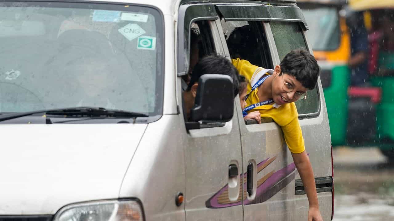 School Holiday : ഇന്നും വീട്ടിലിരിക്കാം, വിവിധയിടങ്ങളിലെ സ്കൂളുകൾക്ക് അവധി School Holiday : ഇന്നും വീട്ടിലിരിക്കാം, വിവിധയിടങ്ങളിലെ സ്കൂളുകൾക്ക് അവധി