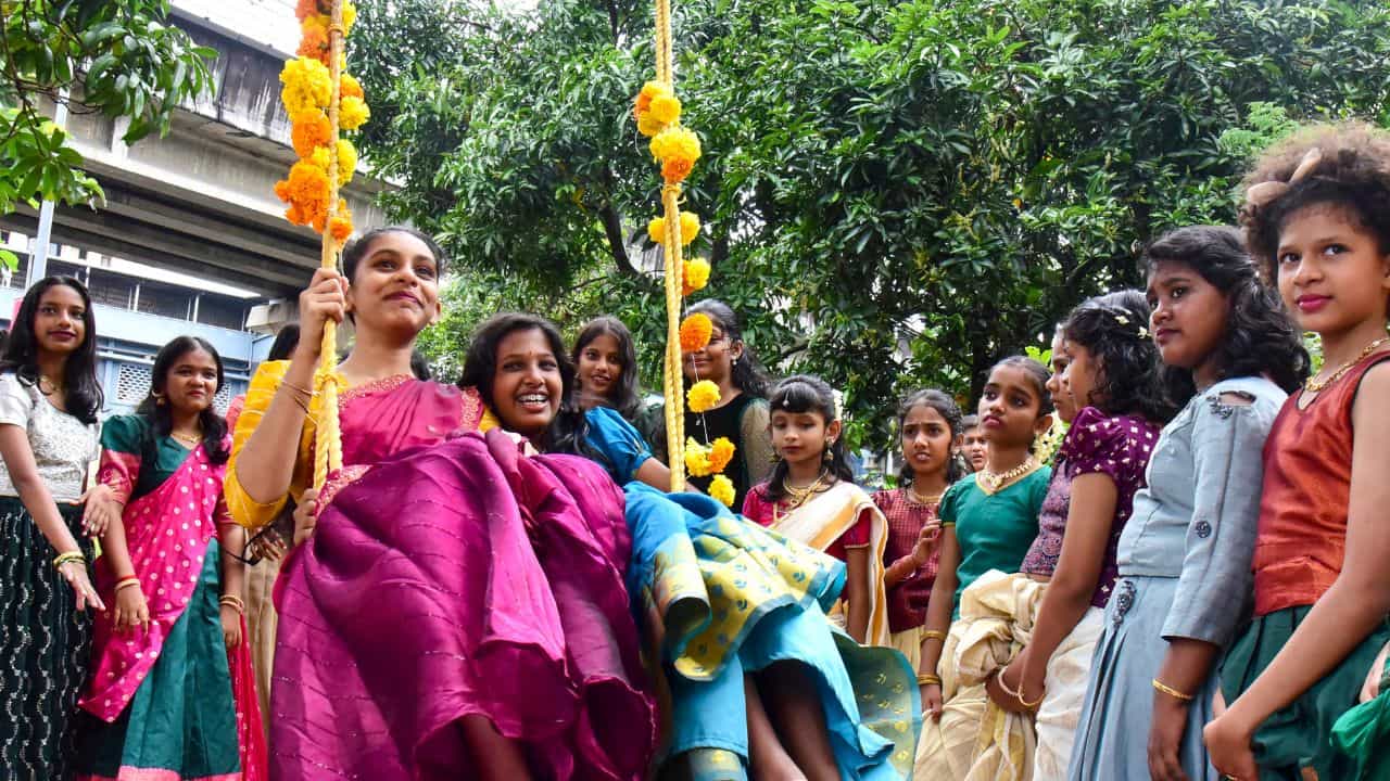 Kerala School Onam Celebration: ഓണം കളറാക്കിക്കോളീൻ! സ്കൂളുകളിൽ ഓണാഘോഷ ദിനത്തിൽ ഇഷ്ടമുള്ള വസ്ത്രം ധരിക്കാം; മന്ത്രിയുടെ ഉത്തരവ് Kerala School Onam Celebration: ഓണം കളറാക്കിക്കോളീൻ! സ്കൂളുകളിൽ ഓണാഘോഷ ദിനത്തിൽ ഇഷ്ടമുള്ള വസ്ത്രം ധരിക്കാം; മന്ത്രിയുടെ ഉത്തരവ്