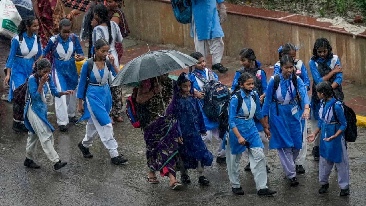Kerala School Holiday: തിങ്കളാഴ്ചയും വീട്ടിലിരിക്കാം; വിവിധ ജില്ലകളില്‍ നാളെയും അവധി
