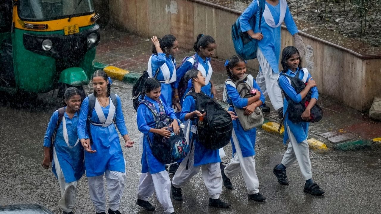 സെപ്റ്റംബര് ഒന്നിനാണ് മാറ്റിവെച്ച പരീക്ഷ നടത്തുന്നത്. സെപ്റ്റംബര് നാലിന് ശ്രീകൃഷ്ണ ജയന്തിയെ തുടര്ന്ന് വിദ്യാഭ്യാസ സ്ഥാപനങ്ങള്ക്ക് അവധിയായിരിക്കും. സെപ്റ്റംബര് അഞ്ച് ശനിയും സെപ്റ്റംബര് ആറ് ഞായറുമാണ്. സെപ്റ്റംബര് 12നാണ് രണ്ടാം ശനി വരുന്നത്. സെപ്റ്റംബര് 13 ഞായര്.