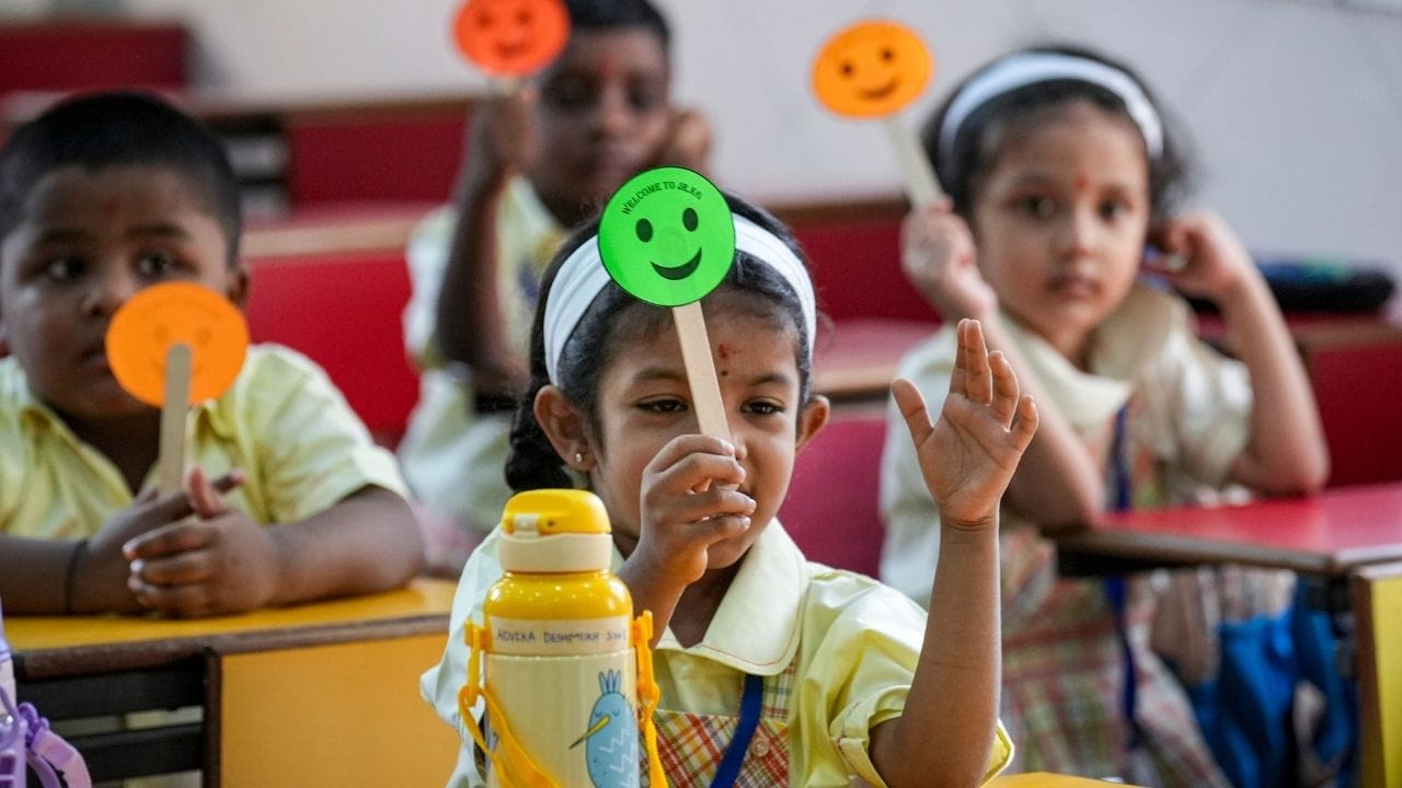 പരീക്ഷ മാറ്റിവെച്ചതിനേക്കാള് കുട്ടികള്ക്ക് സങ്കടമായത് അവധി പെട്ടെന്ന് തീര്ന്നുപോയതിലാണ്. ഇത്തവണ 11 ദിവസമായിരുന്നു ഓണാഘോഷങ്ങള് ഉണ്ടായിരുന്നതെങ്കിലും അവധികളുടെ എണ്ണം കുറഞ്ഞു. ഓഗസ്റ്റ് 21ന് അടച്ച സ്കൂളുകള് ഓഗസ്റ്റ് 31ന് തന്നെ തുറന്നത് കുട്ടികളില് നിരാശയുണ്ടാക്കി. ഇനി എന്നായിരുന്നു നീണ്ട അവധി ലഭിക്കുക എന്നതാണ് അവരുടെ സംശയം.