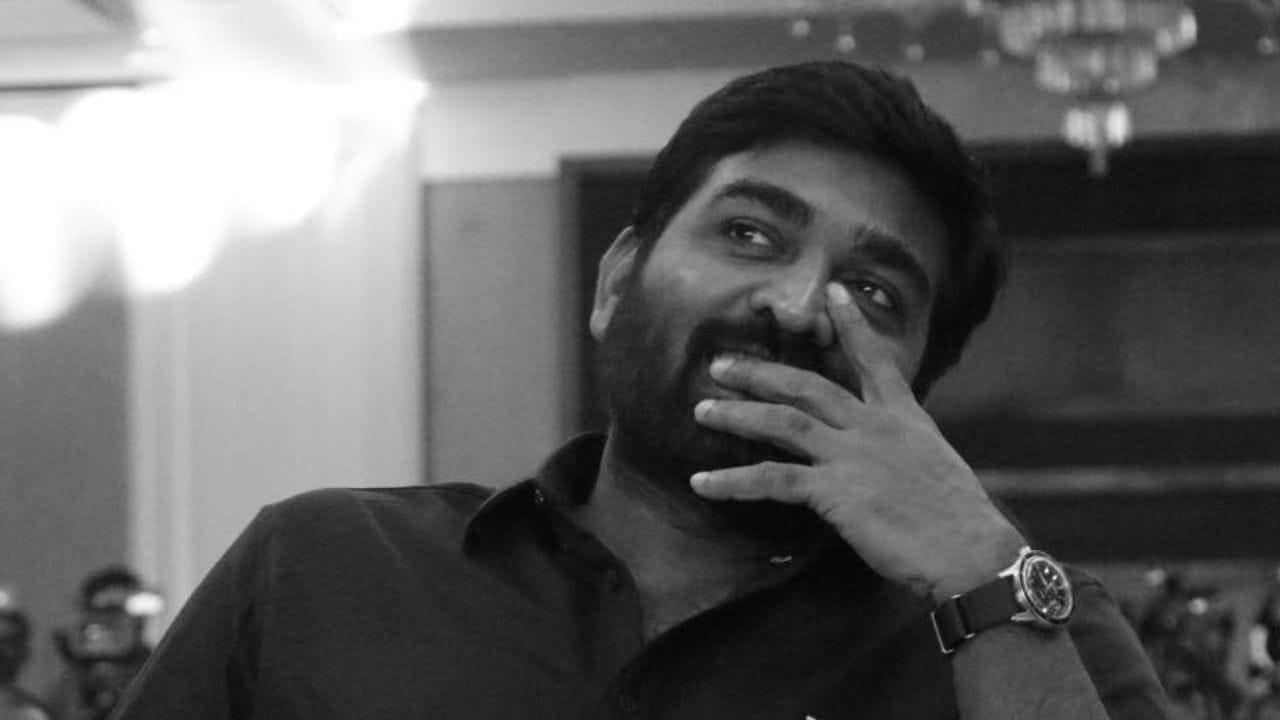 സിനിമയുടെ കച്ചവട താല്പര്യം തന്നെയാണ് ഇങ്ങനെയൊരു തീരുമാനത്തിലേക്ക് തന്നെ എത്തിച്ചത് എന്ന് അദ്ദേഹം പറയുന്നു. മറ്റ് താരങ്ങളുടെ സിനിമകളിൽ ചെറിയ വേഷങ്ങളിൽ അഭിനയിക്കുന്നത് തൻ്റെ സിനിമകളുടെ കളക്ഷനെയും ബിസിനസിനെയും കാര്യമായി ബാധിക്കുന്നുണ്ട്. അതുകൊണ്ടാണ് ഇനിമുതൽ മറ്റ് സിനിമകളിൽ അതിഥി താരമായി എത്തേണ്ടതില്ല എന്ന് താൻ തീരുമാനിച്ചതെന്ന് വിജയ് സേതുപതി വിശദീകരിച്ചു. (Image Credit source: Facebook Vijay Sethupathi/ Social Media Screengrab)