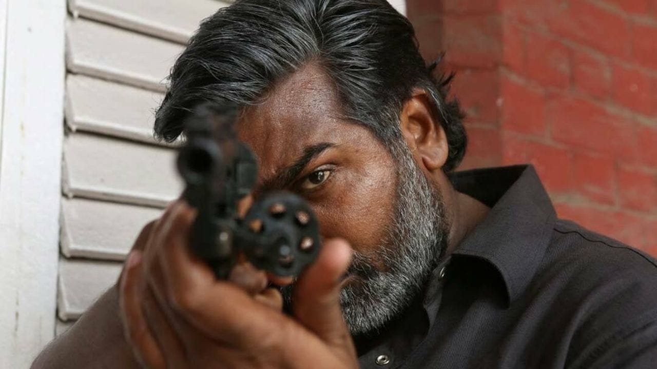 നായകനെ വലുതാക്കി കാണിക്കാൻ വേണ്ടിയുള്ള സ്ഥിരം വില്ലൻ വേഷങ്ങൾ ഇനി ചെയ്യില്ലെന്നും വിജയ് സേതുപതി പറയുന്നുണ്ട്. സ്ഥിരം ശൈലിയിലുള്ള വില്ലൻ വേഷങ്ങളാണ് പതിവായി വരുന്നത്. അത്തരം റോളുകൾ ചെയ്യാൻ ഒട്ടും താല്പര്യമില്ല. കഥയ്ക്ക് വില്ലനെ ആവശ്യമുണ്ടെങ്കിൽ മാത്രമേ ഇനി അത്തരം വേഷങ്ങൾ ചെയ്യുകയുള്ളൂ എന്നും വിജയ് സേതുപതി വ്യക്തമാക്കി.