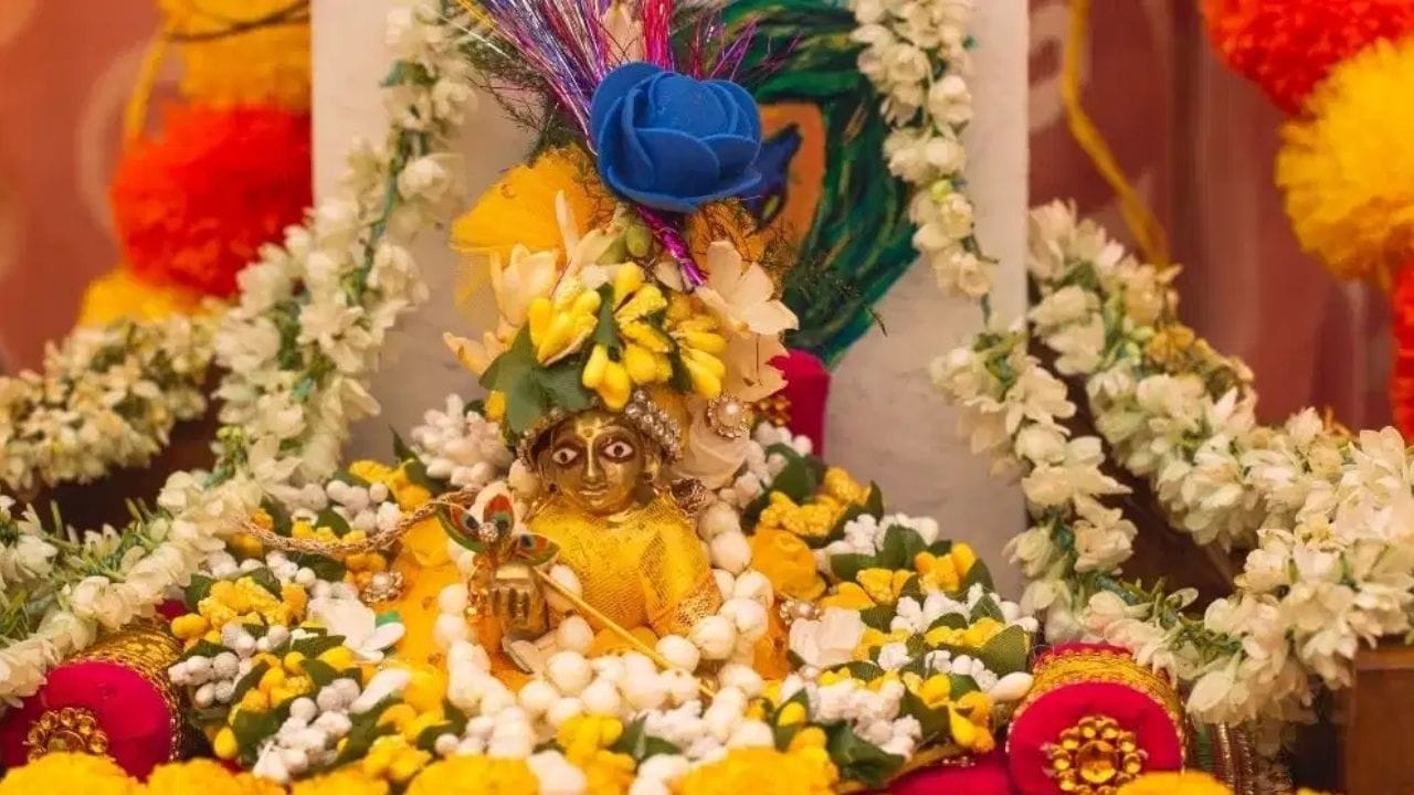  ഈ പുണ്യ ദിവസത്തെ കൃഷ്ണാഷ്ടമി ഗോപാരാഷ്ട്രമേ അഷ്ടമി രോഹിണി ശ്രീകൃഷ്ണജയന്തി ജന്മാഷ്ടമി എന്ന പേരുകളിലും അറിയപ്പെടാറുണ്ട്. തിന്മയുടെ മേൽ നന്മ വിജയം നേടിയ ദിവസമായാണ് ശ്രീജേഷ്ണജയന്തിയെ കണക്കാക്കുന്നത്.ഭഗവാൻ വിഷ്ണുവിന്റെ  എട്ടാമത്തെ അവതാരമാണ് ശ്രീകൃഷ്ണൻ. ശ്രീകൃഷ്ണൻ ജനിച്ച ഈ ദിവസത്തിൽ ഭഗവാൻ കൃഷ്ണനെ ആരാധിക്കുന്നതും വ്രതം എടുക്കുന്നതും വളരെ ശുഭകരമായാണ് കണക്കാക്കുന്നത്. അതിരാവിലെ എഴുന്നേറ്റ് കുളിച്ചതിനു ശേഷം വേണം വ്രതം അനുഷ്ഠിക്കാൻ.