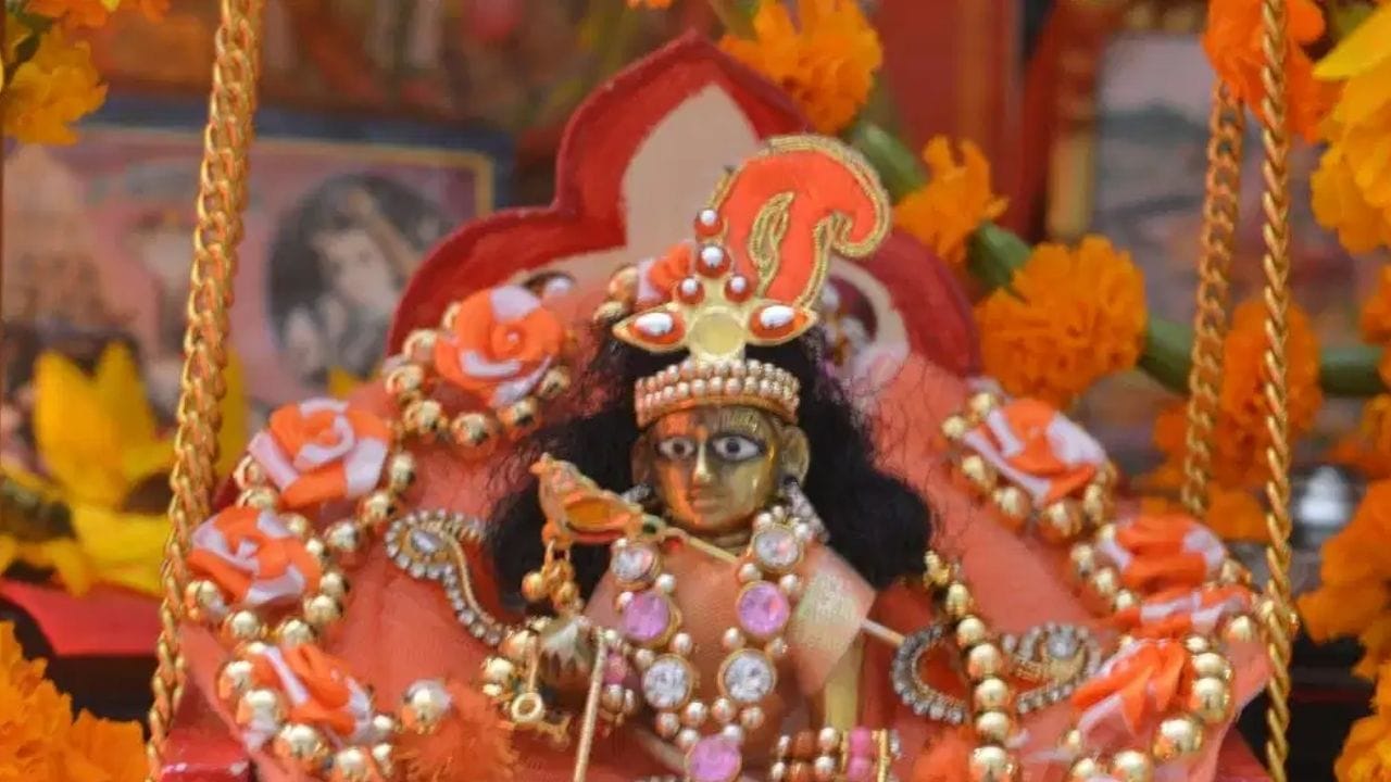 അത്തരത്തിൽ ഈ വർഷത്തെ ശ്രീകൃഷ്ണജയന്തി വരുന്നത് സെപ്റ്റംബർ 4 വെള്ളിയാഴ്ചയാണ്. ഭഗവാൻ ശ്രീകൃഷ്ണൻ പിറന്ന അർദ്ധരാത്രി ആയതിനാൽ തന്നെ ഇന്ന് ദിവസങ്ങളിൽ അർദ്ധരാത്രിയിൽ പൂജകൾ നടത്തുന്നതും അദ്ദേഹത്തെ ആരാധിക്കുന്നതും വളരെ ശ്രേഷ്ഠമായി കണക്കാക്കുന്നു. മധുരയിൽ യദു വംശത്തിൽ വസുദേവന്റെയും ദേവകിയുടെയും മകനായാണ് ശ്രീകൃഷ്ണൻ ജനിച്ചത്.