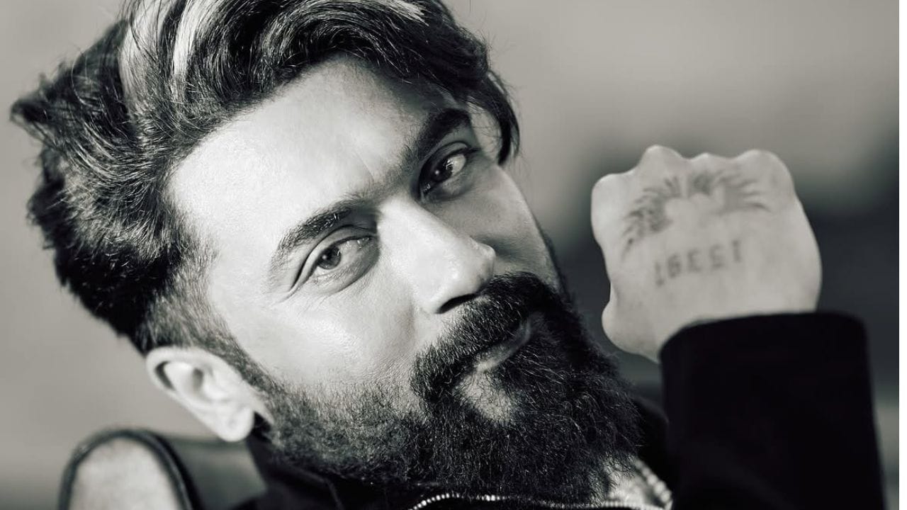 പ്രണയം എപ്പോഴും നിലനിൽക്കേണ്ട ഒന്നാണ്. അത് വിവാഹത്തിന് മുൻപ് മാത്രം ഉണ്ടാകേണ്ട ഒന്നല്ല. പങ്കാളിയെ ഓരോ ദിവസവും സ്നേഹിക്കാനാകണം. ഇരുപത് വർഷങ്ങൾ കഴിഞ്ഞാലും ആ സ്നേഹവും കരുതലുമെല്ലാം പുതുമയോടെ തന്നെ കാത്തുസൂക്ഷിക്കണമെന്നും അവരെ എപ്പോഴും ബഹുമാനിക്കണമെന്നും സൂര്യ പറഞ്ഞു. (Image Credit source: Instagram Actorsurya/Jyothika)