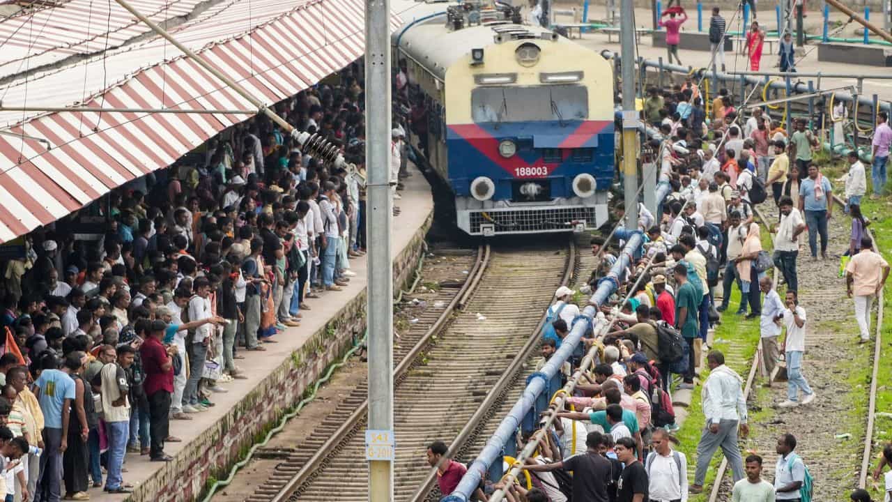 Train Cancellation: മണ്ണിടിച്ചിൽ! കോഴിക്കോട്-ബെംഗളൂരു എക്സ്പ്രസ് സ‍‍ർവീസ് നി‍‍ർത്തി; ട്രെയിൻ ​ഗതാ​ഗതം താറുമാറിൽ