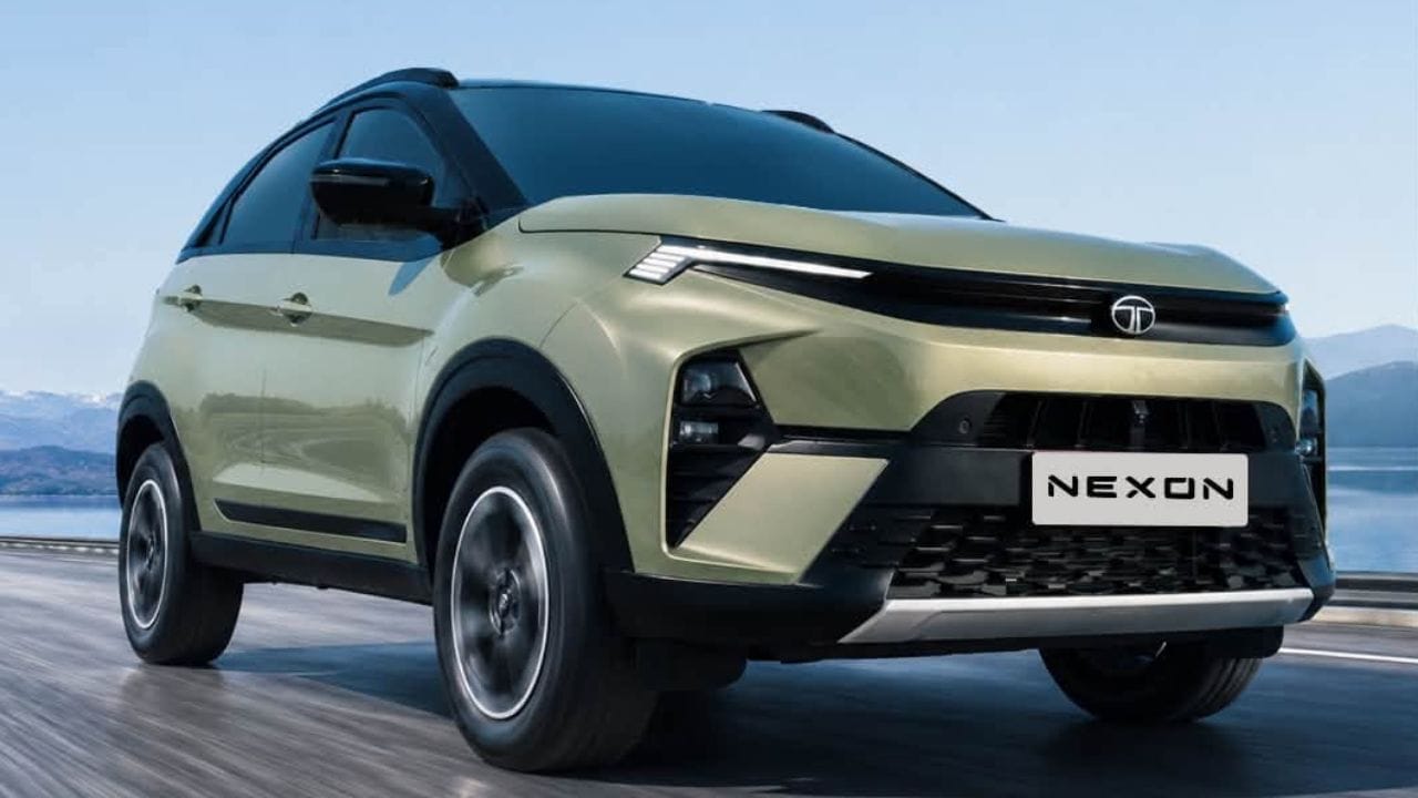 ഓഗസ്റ്റ് മാസത്തിൽ നെക്സോണിന് ( Tata Nexon ) വമ്പൻ ഓഫറുകളാണ് കമ്പനി പ്രഖ്യാപിച്ചിരിക്കുന്നത്. ഈ മാസത്തിൽ വാഹനം വാങ്ങുന്നവർക്കോ ബുക്ക് ചെയ്യുന്നവർക്കോ ഏകദേശം 75,000 രൂപയുടെ അനുകൂല്യങ്ങളാണ് ലഭിക്കുക. എക്സ്ചേഞ്ച് ബോണസ്, ഡീലർ ആനുകൂല്യങ്ങൾ, മറ്റു കിഴിവുകൾ എല്ലാം ചേർത്തതാണ് ഓഫർ. ( Image Credit Source Social Media )