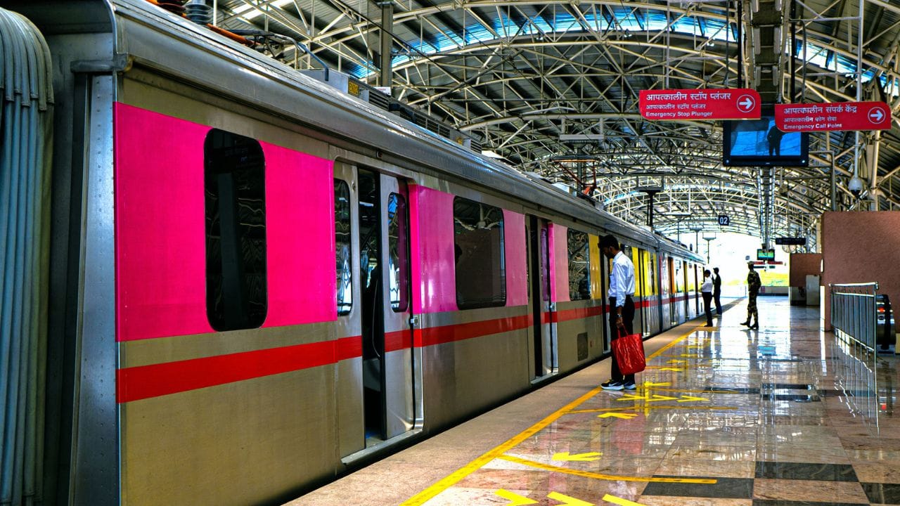 ഡിഎംആര്സി സാങ്കേതിക പരിശോധന പൂര്ത്തിയാക്കിയതിന് ശേഷം ഡിപിആര് സംസ്ഥാന സര്ക്കാരിന് സമര്പ്പിക്കുമെന്ന് കെഎംആര്എല് മാനേജിങ് ഡയറക്ടര് ലോക്നാഥ് ബെഹ്റ പറഞ്ഞു. കരമന-ഉള്ളൂര്, കഴക്കൂട്ടം-ആക്കുളം തുടങ്ങിയ തിരക്കേറിയ പ്രദേശങ്ങളില് ഭൂഗര്ഭ പാത പരിഗണിക്കണമെന്നാണ് തരൂര് ആവശ്യപ്പെട്ടത്. ഇവിടങ്ങളില് ഭൂഗര്ഭ പാത നിര്മിക്കുന്നത് ഗതാഗത തടസം കുറയ്ക്കാനും ഭൂമി ഏറ്റെടുക്കല് കുറയ്ക്കാനും സഹായിക്കുമെന്നുമാണ് അദ്ദേഹത്തിന്റെ വാദം.
