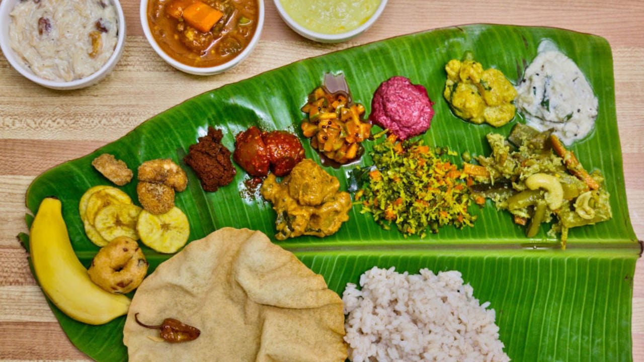 ഓണത്തിരക്കിലും പ്രിയപ്പെട്ടവർക്ക് ആശംസകൾ അറിയിക്കാൻ മറക്കരുത്. നിങ്ങളുടെ വാട്സ്ആപ്പ് സ്റ്റാറ്റസിനും, ഇൻസ്റ്റഗ്രാം സ്റ്റോറിക്കും പറ്റുന്ന നല്ല ആശംസകൾ നോക്കാം. നിങ്ങളുടെ കുടുംബത്തിൽ സന്തോഷവും ആയുരാരോഗ്യവും സമാധാനവും നിറഞ്ഞുനിൽക്കട്ടെ, കള്ളവും ചതിയുമില്ലാത്ത, നന്മ മാത്രം നിറഞ്ഞ ഒരു നല്ല നാളെയെ കെട്ടിപ്പടുക്കാൻ ഈ ഓണക്കാലം നമുക്ക് പ്രചോദനമാകട്ടെ. ഏവർക്കും ഓണാശംസകൾ.