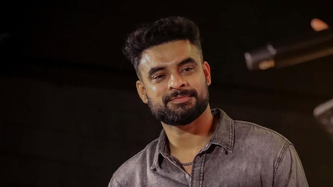 മറ്റുള്ളവരിലേക്ക് കൂടി ഈ വിവരം പങ്കുവെക്കണമെന്ന് ടൊവിനോ അഭ്യർത്ഥിച്ചു. ആരും ഇത്തരം ആൾമാറാട്ട തട്ടിപ്പുകളിൽ പെട്ടുപോകാതിരിക്കാൻ പരമാവധി ജാഗ്രത പുലർത്തണം. തൻ്റേതെന്ന തരത്തിൽ വരുന്ന ഏത് സന്ദേശങ്ങളോടും പ്രതികരിക്കുന്നതിന് മുൻപ് തന്നെ അതിൻ്റെ സത്യാവസ്ഥയും സോഴ്സും കൃത്യമായി പരിശോധിക്കണമെന്നും താരം ഓർമ്മിപ്പിക്കുന്നു.