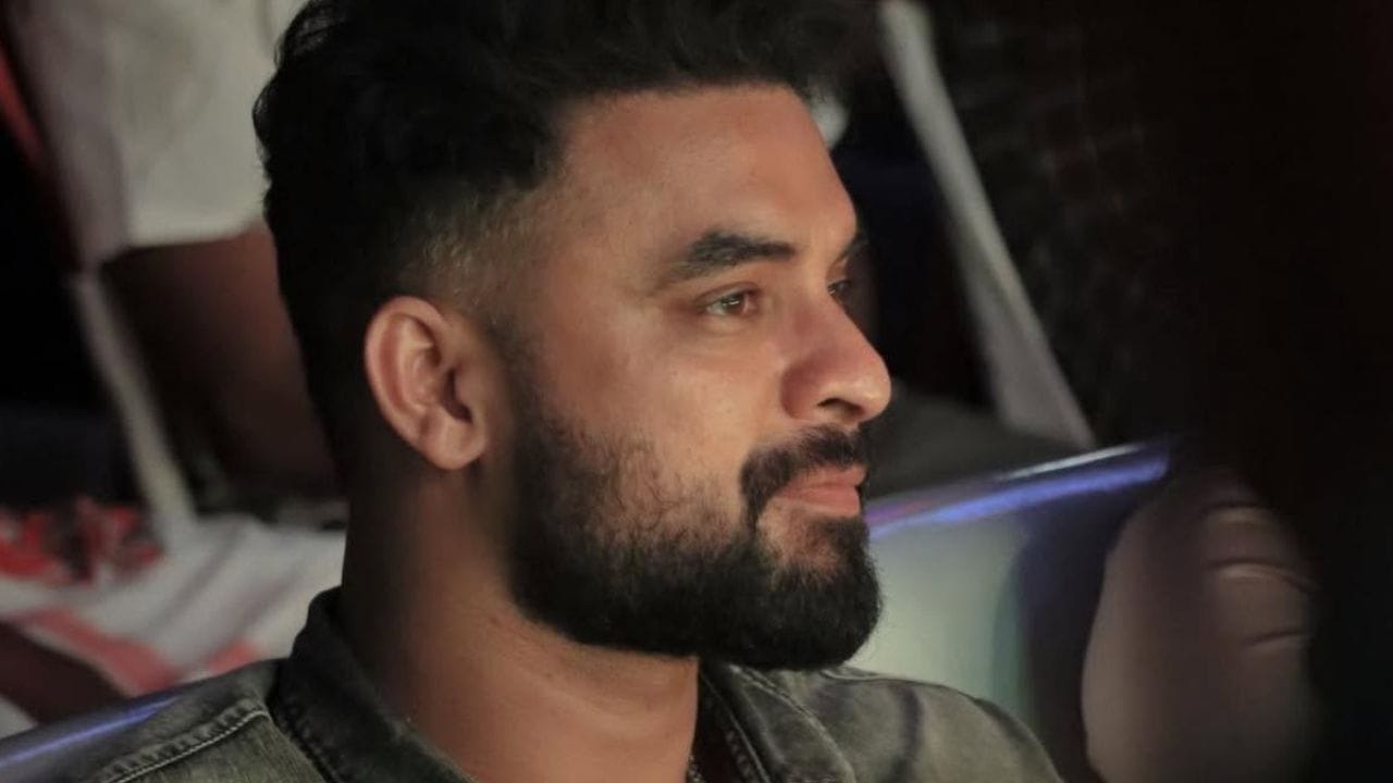 ഓൺലൈൻ തട്ടിപ്പുകൾ വർധിച്ചുവരുന്ന ഇക്കാലത്ത് ജാഗ്രത മാത്രമാണ് ഏക പോംവഴി. ആരാധകരുടെയും പൊതുജനങ്ങളുടെയും പിന്തുണയ്ക്കും സ്നേഹത്തിനും നന്ദി അറിയിച്ചുകൊണ്ടാണ് ടൊവിനോ തൻ്റെ കുറിപ്പ് അവസാനിപ്പിച്ചത്. മുൻപും സിനിമാ താരങ്ങളുടെ വ്യാജ പ്രൊഫൈലുകൾ നിർമ്മിച്ച് പണവും വിവരങ്ങളും തട്ടിയെടുക്കുന്ന സംഭവങ്ങൾ നിരന്തരം റിപ്പോർട്ട് ചെയ്തിട്ടുണ്ട്. ഇത് ആവർത്തിക്കാതിരിക്കാനാണ് താരം മുന്നറിയിപ്പുമായി രംഗത്തെത്തിയിരിക്കുന്നത്.