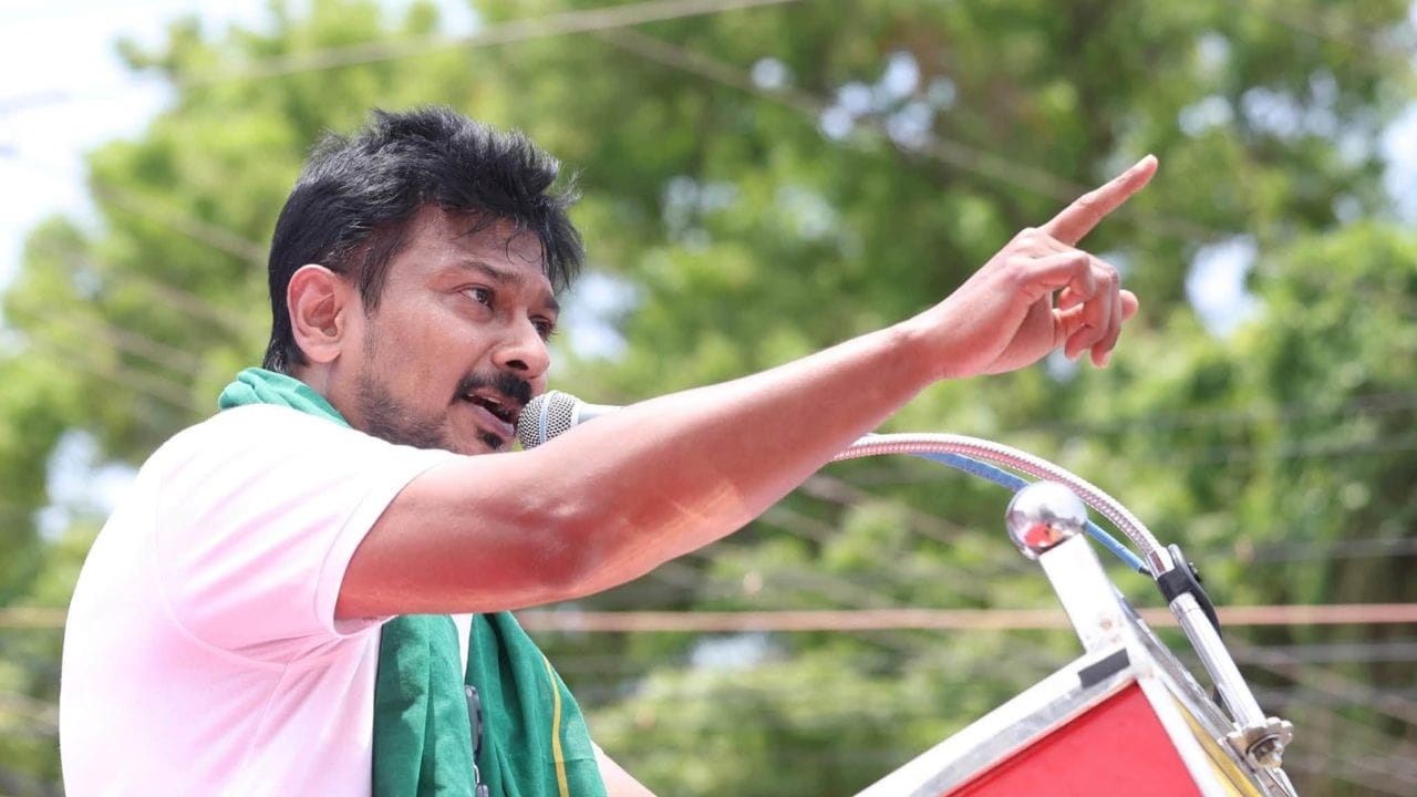 കാവേരി നദീജല തർക്കവുമായി ബന്ധപ്പെട്ട് തഞ്ചാവൂരിൽ വെച്ച് നടന്ന ഒരു പ്രതിഷേധ പരിപാടിയിൽ സംസാരിക്കുന്നതിനിടെയാണ് ഉദയനിധി തൃഷകികെതിരെ വിവാദ പരാമർശം നടത്തിയത്. തമിഴ്നാടിന് ഒരു തുള്ളി കാവേരി ജലം പോലും ലഭിച്ചിട്ടില്ലെന്നും, എന്നാൽ മുഖ്യമന്ത്രി വിജയ് ഇതൊന്നും അറിഞ്ഞ മട്ടില്ലെന്നും ആരോപിച്ചുകൊണ്ടായിരുന്നു അദ്ദേഹത്തിൻ്റെ വിമർശനം