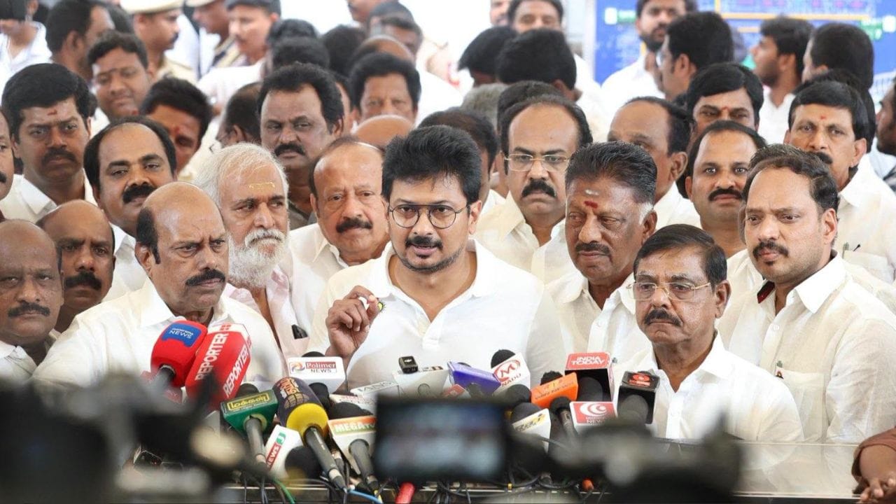 ഉദയനിധിയുടെ പ്രസംഗത്തിനിടെ ജനക്കൂട്ടത്തിൽ നിന്നും ആരോ "തൃഷ, തൃഷ" എന്ന് ഉറക്കെ വിളിച്ചുപറഞ്ഞതോടെയാണ് കാര്യങ്ങൾ പൂർണ്ണമായും മാറിമറിഞ്ഞത്. ഉടൻ ഒന്ന് നിർത്തിയ ഉദയനിധ തൃഷക്കെതിരെ ദ്വയാർത്ഥ പ്രയോഗം നടത്തുകയായിരുന്നു. ഈ സംഭവമാണ് ഇപ്പോൾ തമിഴ്നാട്ടിൽ വലിയ രാഷ്ട്രീയ വിവാദങ്ങൾക്കും ഒപ്പം സോഷ്യൽ മീഡിയ ചർച്ചകൾക്കും തിരികൊളുത്തിയിരിക്കുന്നത്.