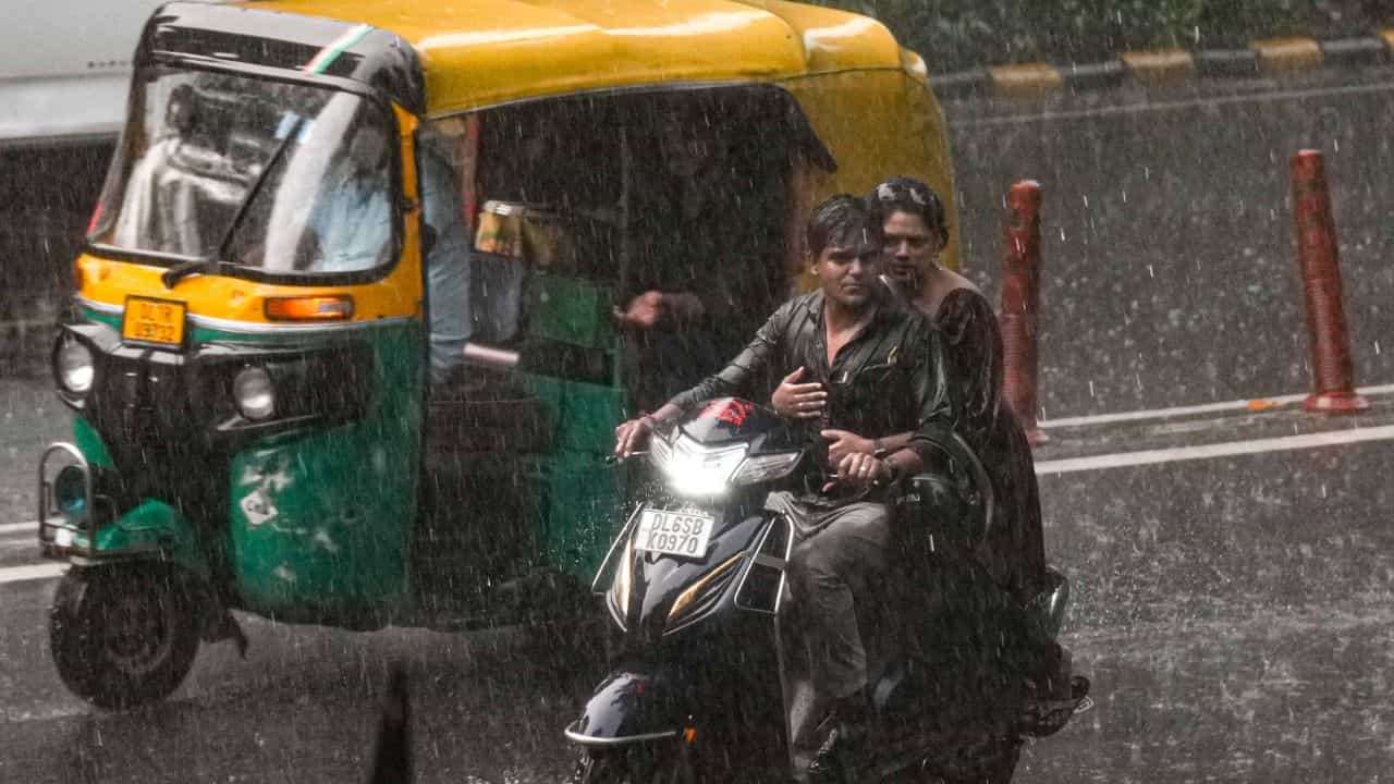 Kerala Weather Update: തിരുവോണം മഴയിൽ തന്നെ... ശക്തമായ കാറ്റും കള്ളക്കടൽ ജാഗ്രതാ നിർദേശവും Kerala Weather Update: തിരുവോണം മഴയിൽ തന്നെ... ശക്തമായ കാറ്റും കള്ളക്കടൽ ജാഗ്രതാ നിർദേശവും