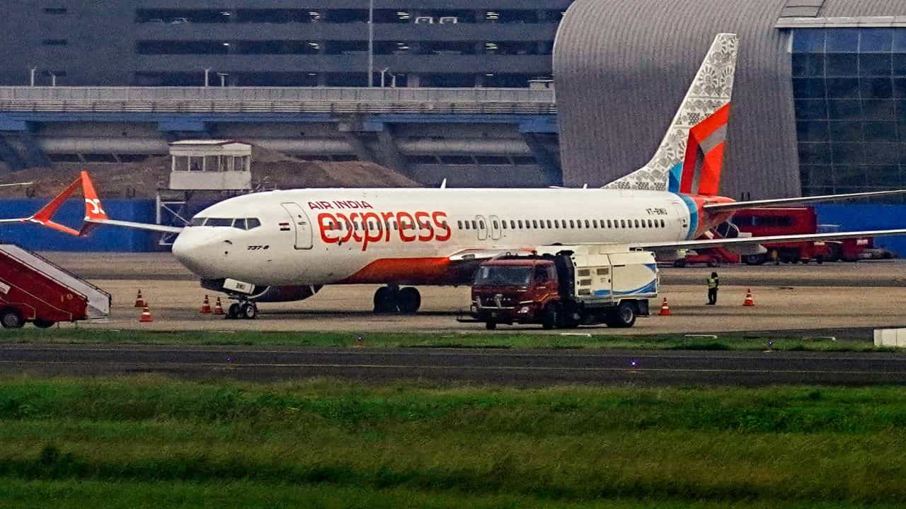 Varanasi Airport: യാത്രക്കാരന്റെ കൈവശമുണ്ടായിരുന്ന തോക്ക് അബദ്ധത്തിൽ പൊട്ടി; 2 പേർക്ക് പരിക്ക് Varanasi Airport: യാത്രക്കാരന്റെ കൈവശമുണ്ടായിരുന്ന തോക്ക് അബദ്ധത്തിൽ പൊട്ടി; 2 പേർക്ക് പരിക്ക്