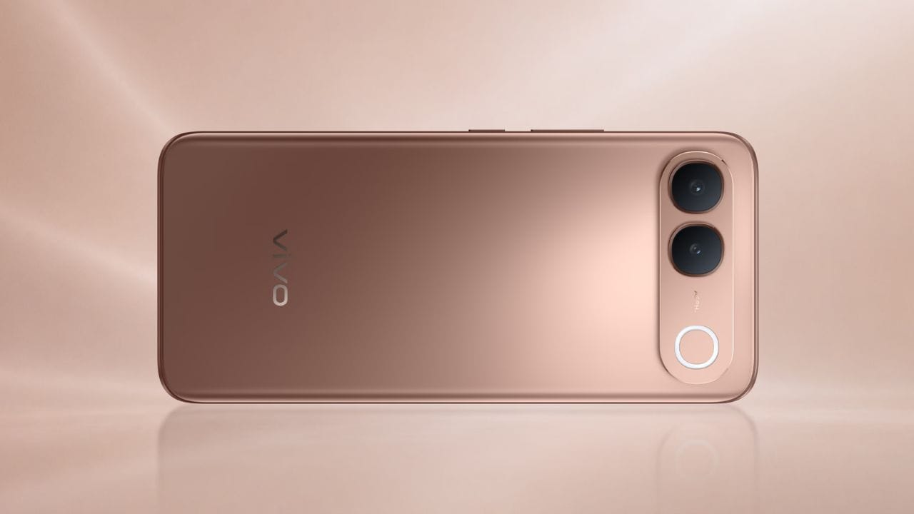 ഡിസ്പ്ലേ: 6.83-ഇഞ്ച് (1260×2800 പിക്സലുകൾ) 1.5K AMOLED സ്ക്രീൻ, HDR10+, 120Hz വരെ റിഫ്രഷ് റേറ്റ്, 4320Hz PWM ഡിമ്മിംഗ് എന്നിവ ഇതിലുണ്ട്. 7.99 മില്ലീമീറ്റർ കനവും 197 ഗ്രാം ഭാരവും ആണ് ഈ വിവോ ഫോണിനുള്ളത്. 3,810 എംഎം² വേപ്പർ ചേമ്പറും 23,000 എംഎം² കൂളിംഗ് ഏരിയയും ഉൾക്കൊള്ളുന്ന അൾട്രാ-ലാർജ് വിസി സ്മാർട്ട് കൂളിംഗ് സിസ്റ്റം ഇതിലുണ്ട്.