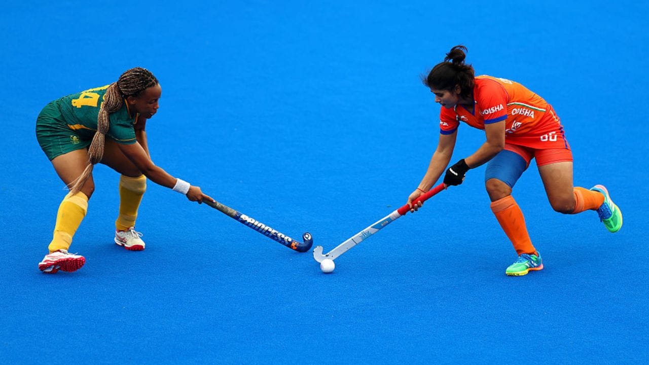 ആംസ്റ്റർവീനിൽ നടന്ന വനിതാ ഹോക്കി ലോകകപ്പ് 2026ൽ ഇന്ത്യക്ക് മിന്നും വിജയം. ഗ്രൂപ്പ് ഡിയിൽ നടന്ന മത്സരത്തിൽ ഒന്നിനെതിരെ ആറ് ഗോളുകൾക്ക് ഇന്ത്യൻ വനിതകൾ ദക്ഷിണാഫ്രിക്കയെ പരാജയപ്പെടുത്തി. ലോകകപ്പ് ചരിത്രത്തിൽ ഇന്ത്യയുടെ ഏറ്റവും മികച്ച വിജയം എന്ന പ്രത്യേകതയും ഈ വിജയത്തിനുണ്ട്. ദക്ഷിണാഫ്രിക്കയ്ക്ക് എതിരായ വമ്പൻ ജയത്തോടെ, രണ്ട് മത്സരങ്ങളിൽ നിന്ന് നാല് പോയിന്റുമായി ഇന്ത്യ പൂൾ ഡിയിൽ ഒന്നാമതെത്തി. (Image credit: Getty Images).