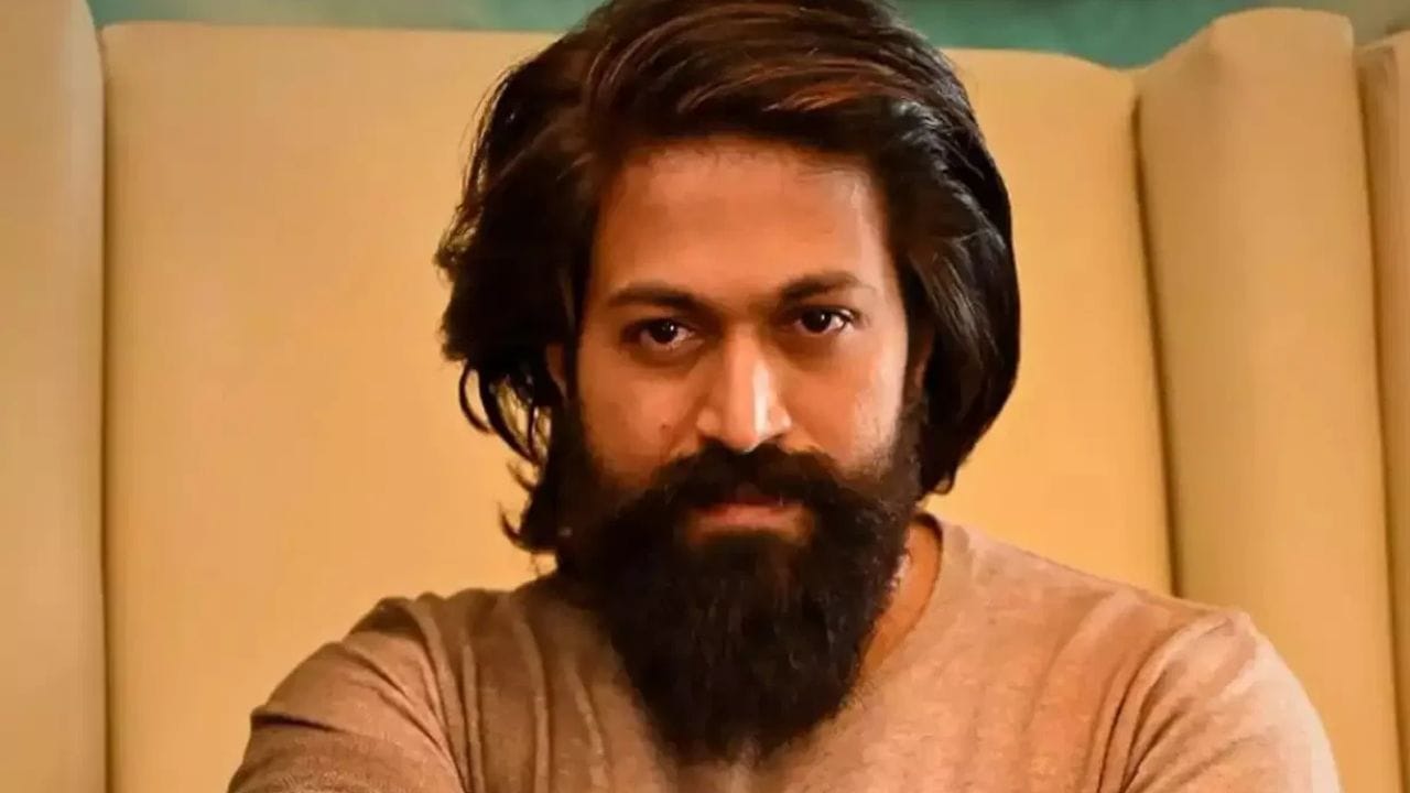 ആ നടൻ മാറ്റാരും അല്ല, കന്നട സിനിമയുടെ സൂപ്പർ നായകനായ യഷ്. സിനിമയിലെ തുടക്കത്തിൽ പരാജയങ്ങൾ നേരിട്ടിരുന്നെങ്കിലും ഇപ്പോൾ തന്റെ അഭിനയമില്ലേ കൊണ്ടും പാൻ ഇന്ത്യൻ ലെവലിൽ ശ്രദ്ധ നേടുന്ന നടനായി മാറിയിരിക്കുകയാണ്.നിരവധി സിനിമകളിൽ അഭിനയിക്കുകയും ഹിറ്റുകൾ നൽകുകയും ചെയ്തു.