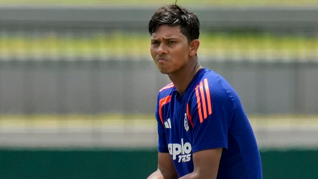 ക്രിക്കറ്റ് മൈതാനത്ത് വാക്കേറ്റങ്ങൾ സംഭവിക്കാറുണ്ട്, പ്രത്യേകിച്ച് ഒരു വിക്കറ്റ് വീഴുമ്പോൾ. എന്നാൽ സ്വയം നിയന്ത്രിക്കേണ്ടത് വളരെ പ്രധാനമാണെന്ന് ഡബ്ല്യു വി രാമൻ പറഞ്ഞു. സ്വയം നിയന്ത്രിച്ചില്ലെങ്കിൽ നിങ്ങൾ കുഴപ്പത്തിലാകും. അവിടെ ഒരിക്കലും ലംഘിക്കാൻ പാടില്ലാത്ത ഒരു പരിധിയുണ്ടെന്നും അദ്ദേഹം വ്യക്തമാക്കി.