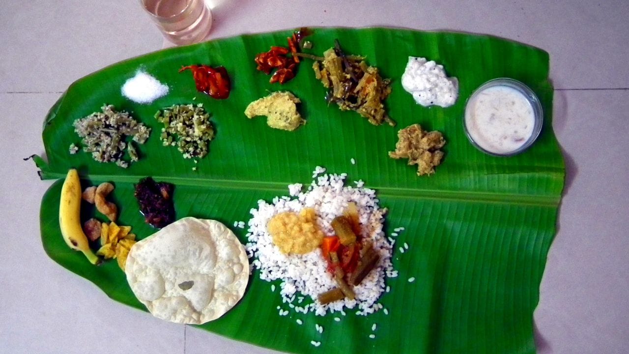 പച്ചക്കറികൾ എണ്ണയിൽ വഴറ്റുന്നതിന് പകരം ഉപ്പും മഞ്ഞൾപ്പൊടിയും ചേർത്ത് ആവിയിൽ വേവിച്ചെടുക്കുക. ഇത് എണ്ണയുടെ ഉപയോഗം 80 ശതമാനം വരെ കുറയ്ക്കാനും പച്ചക്കറികളിലെ പോഷകഗുണം നിലനിർത്താനും സഹായിക്കും. തീയാൽ, വറുത്തരച്ച സാമ്പാർ എന്നിവയ്ക്ക് തേങ്ങയും വറ്റൽമുളകും എണ്ണയിൽ വറുത്തെടുക്കേണ്ടി വരും. ഇതിന് പകരം, വറുത്തരയ്ക്കാത്ത സാമ്പാർ തയ്യാറാക്കുക.