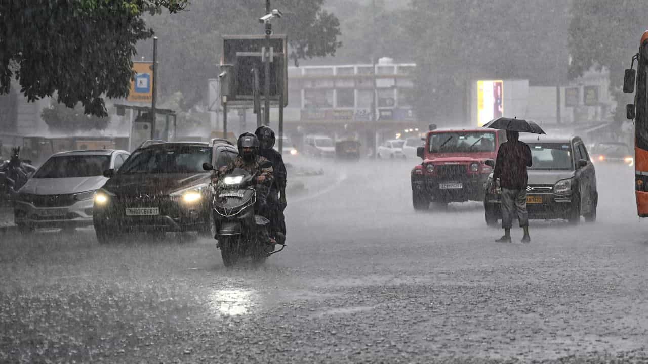 Chennai Weather: അയൽനാട്ടിലും മഴ തന്നെ, കാറ്റും ശക്തമാകും; കാലാവസ്ഥ മുന്നറിയിപ്പ് Chennai Weather: അയൽനാട്ടിലും മഴ തന്നെ, കാറ്റും ശക്തമാകും; കാലാവസ്ഥ മുന്നറിയിപ്പ്