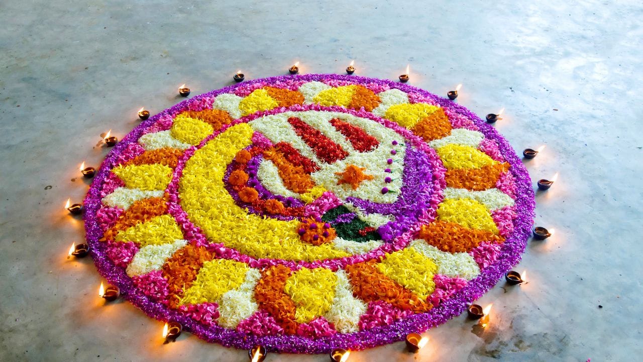 പൂക്കളത്തിൽ രണ്ടാമത്തെ വട്ടം തീർത്ത് ചിത്തിര നാൾ എത്തിക്കഴിഞ്ഞു. വീട്ടിലും മനസ്സിലും സന്തോഷവും സന്തോഷനിമിഷങ്ങളും നിറയട്ടെ. ഏവർക്കും ഐശ്വര്യപൂർണ്ണമായ ചിത്തിര ദിനാശംസകൾ!, മാവേലിമന്നനെ സ്വീകരിക്കാൻ മനസ്സും വീടും ഒരുക്കുന്ന ഈ ചിത്തിര നാളിൽ നിങ്ങൾക്കും കുടുംബത്തിനും നന്മയും ഐശ്വര്യവും നേരുന്നു.
