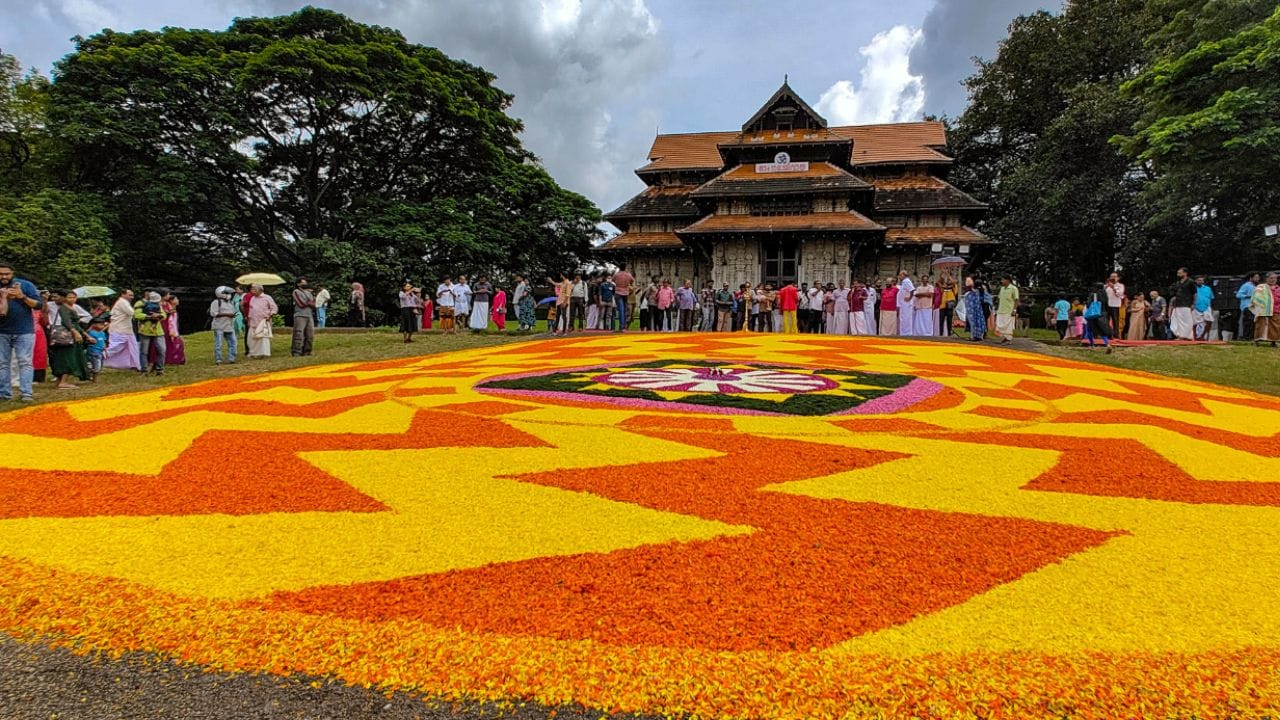 ഓണപ്പൂക്കളങ്ങളാൽ നാടും നഗരിയും നിറയുകയാണ്. എന്നാൽ നമുക്ക് ഇഷ്ടമുള്ള പൂക്കൾ ഇഷ്ടമുള്ള രീതിയിൽ നിരത്തിയാൽ പൂക്കളമാകുമോ? ഇല്ലെന്നാണ് ഉത്തരം. പൂക്കളം ഒരുക്കാൻ അതിന്റേതായ ചിട്ടയുണ്ട്. അത്തം മുതൽ തിരുവോണം വരെയുള്ള പത്ത് ദിവസവും വ്യത്യസ്തമായ രീതിയിലാണ് പൂക്കളം ഇടാൻ. ഓണത്തിന്റെ മൂന്നാം ദിവസമായ ചോതി നാളിൽ പൂക്കളമൊരുക്കേണ്ടത് എങ്ങനെയാണെന്ന് നോക്കിയാലോ...(Image Credit source: Getty Images)